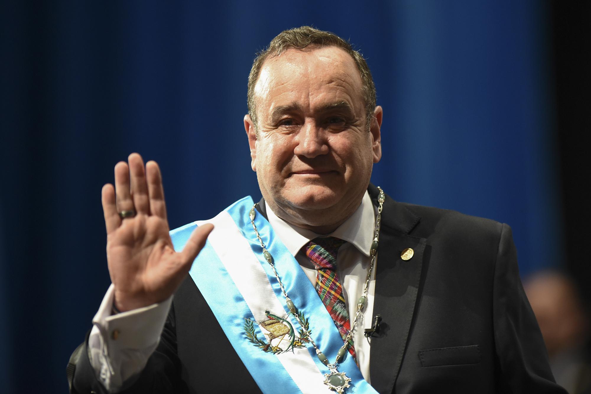 El médico y exbombero Alejandro Giammattei Falla, que el 9 de marzo próximo cumplirá 64 años, tomó posesión este martes 14 de enero como nuevo presidente de Guatemala hasta el año 2024. Foto de Johan Ordoñez / AFP