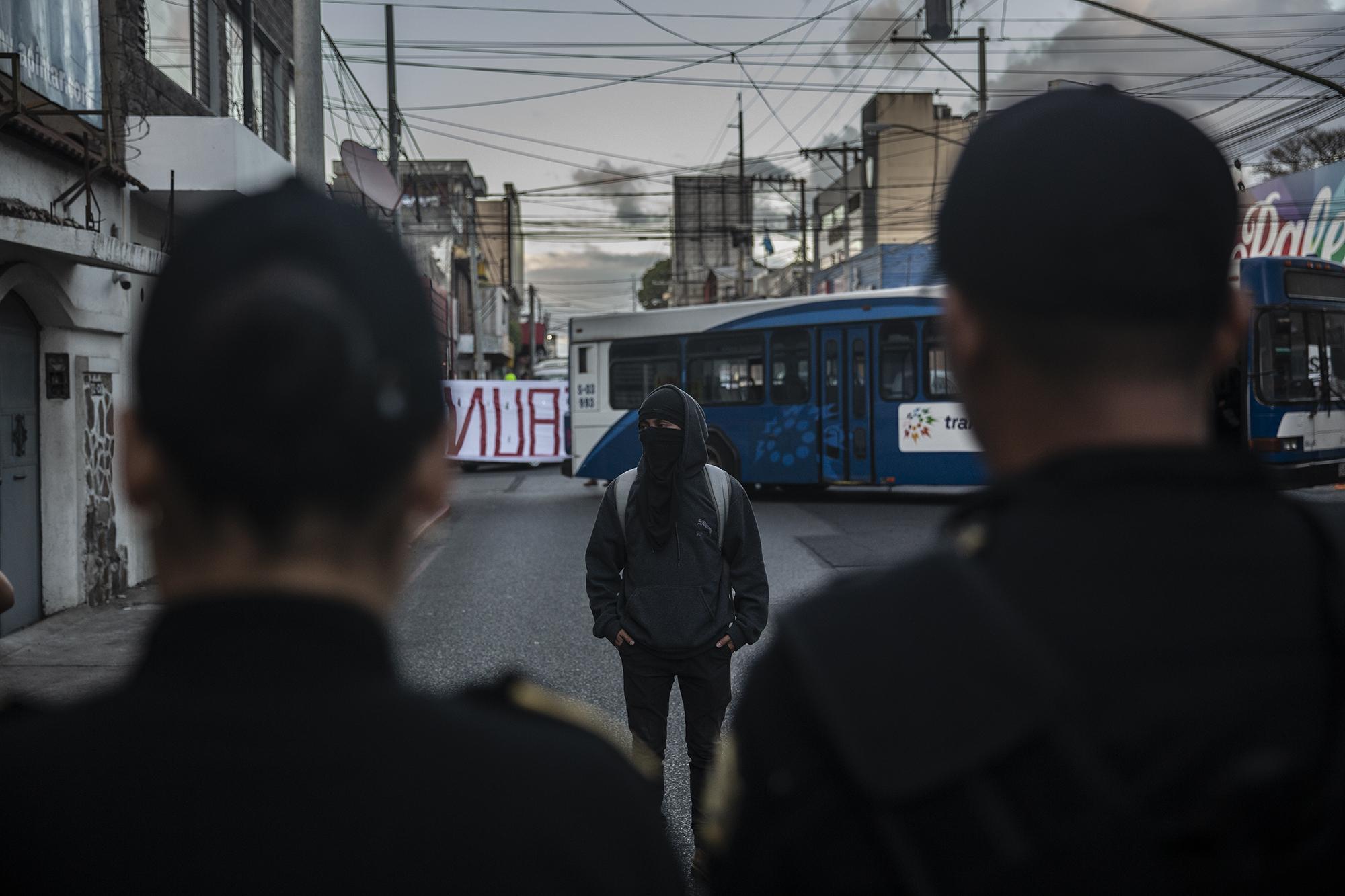 Hasta las 9:00 P.M., los estudiantes de la Universidad San Carlos mantuvieron bloqueado el paso en la 12 avenida de la zona 5, contiguo al Parlacen, para evitar el acceso de los diputados y evitar la juramentación de Jimmy Morales.