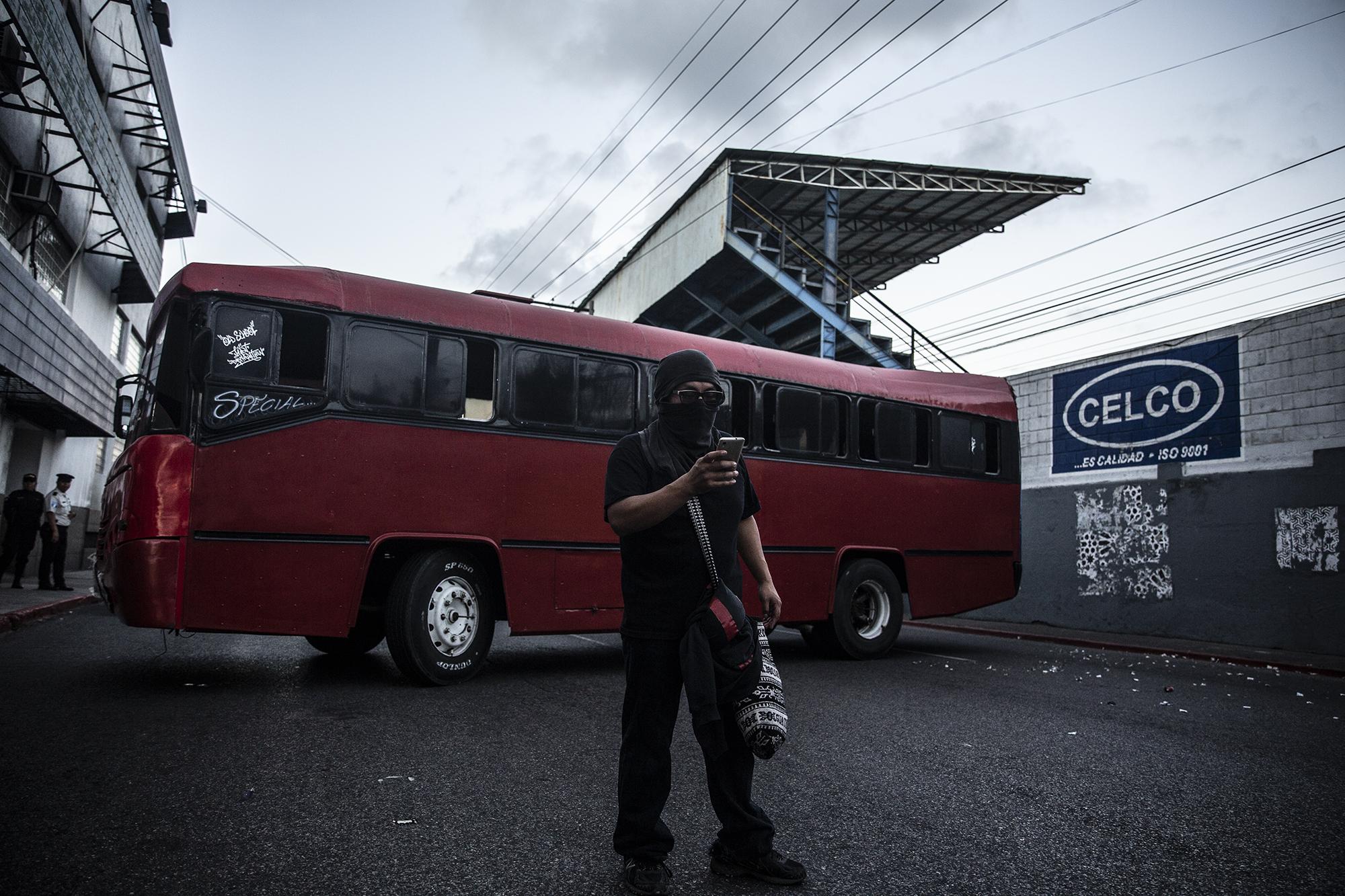 El Alquiler de los buses con los que se bloqueó la calle fue pagado con una colecta que hiceron los miembros de la Asociación de Estudiantes Universitarios de la Universidad San Carlos.