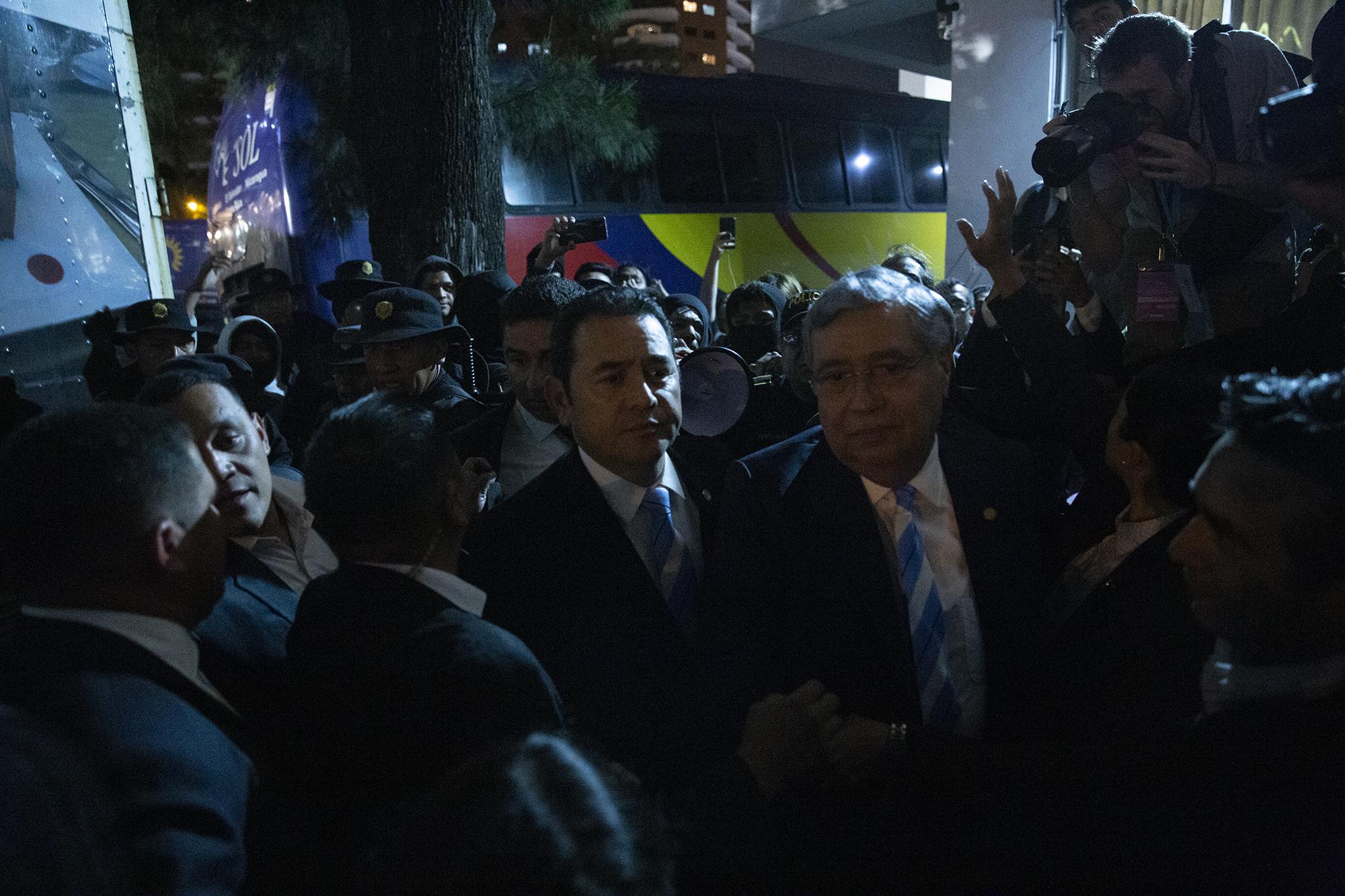 Jimmy Morales llegó junto al exvicepresidente Jafeth Cabrera en una camioneta negra. Ambos caminaron algunos metros hasta un acceso trasero del hotel. Los manifestantes acecharon a Morales y a Cabrera por lo que la Policía reaccionó empujando a las personas, lo que provocó el enojo e inició con los conatos de violencia de la noche.