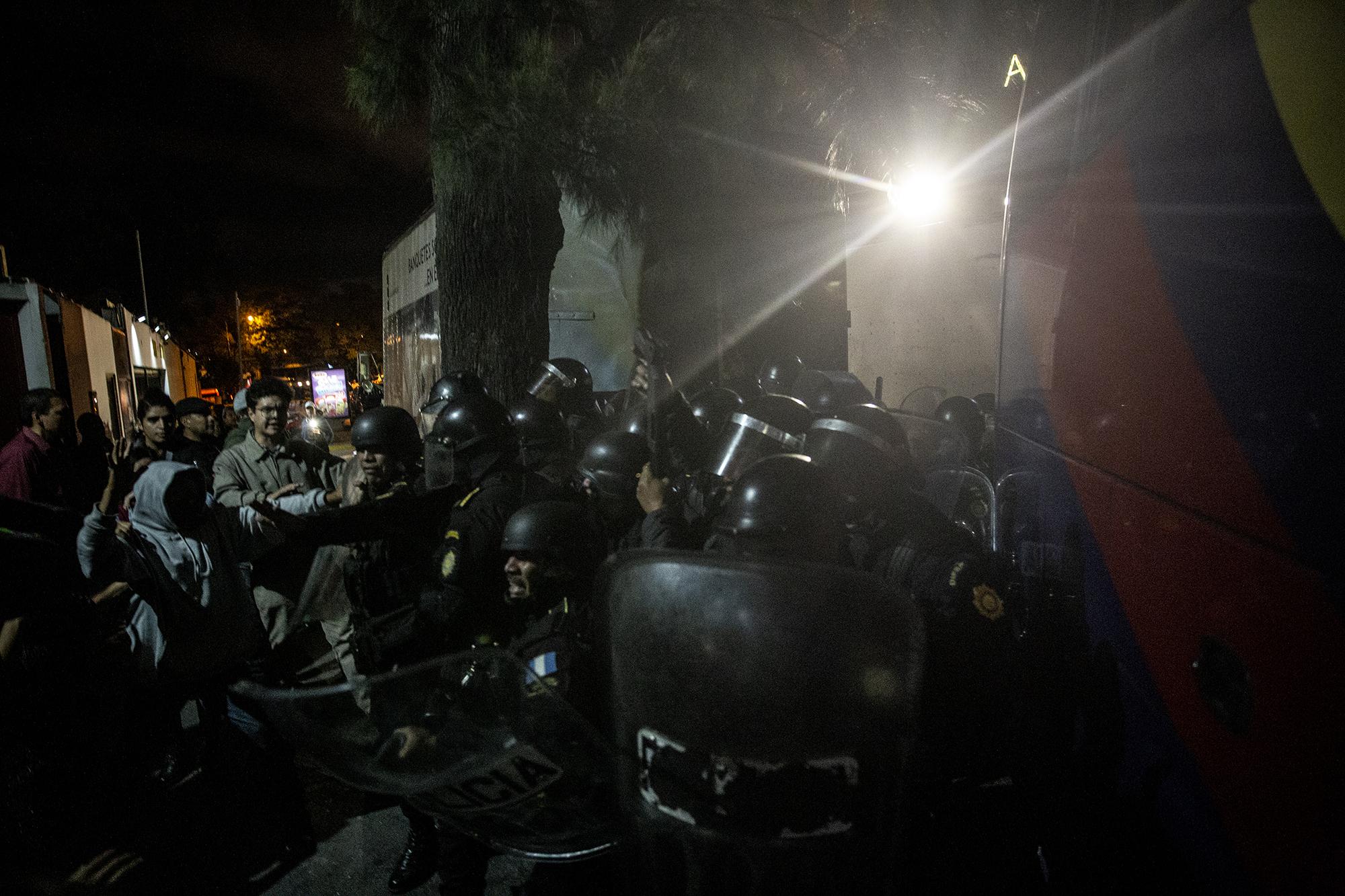 Después de la retirada de Morales, la cantidad de policías aumentó para resguardar el ingreso de los diputados del parlamento. En ese momento se dió la orden de desalojar a los manifestantes con el uso de la fuerza.