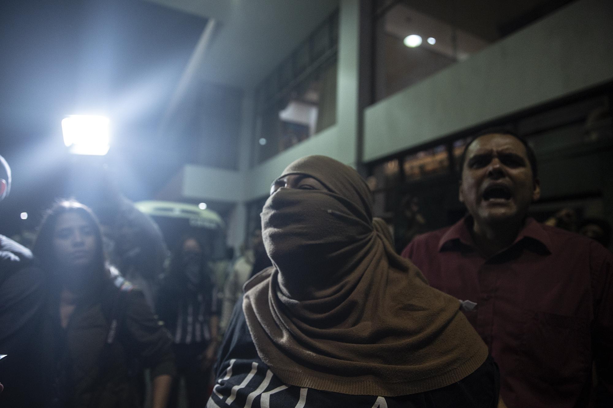 La resistencia de los manifestantes duró aproximadamente dos horas. Ese tiempo le tomó a la Policía desalojarlos para habilitar el acceso al hotel y que la juramentación de Morales se realizara.