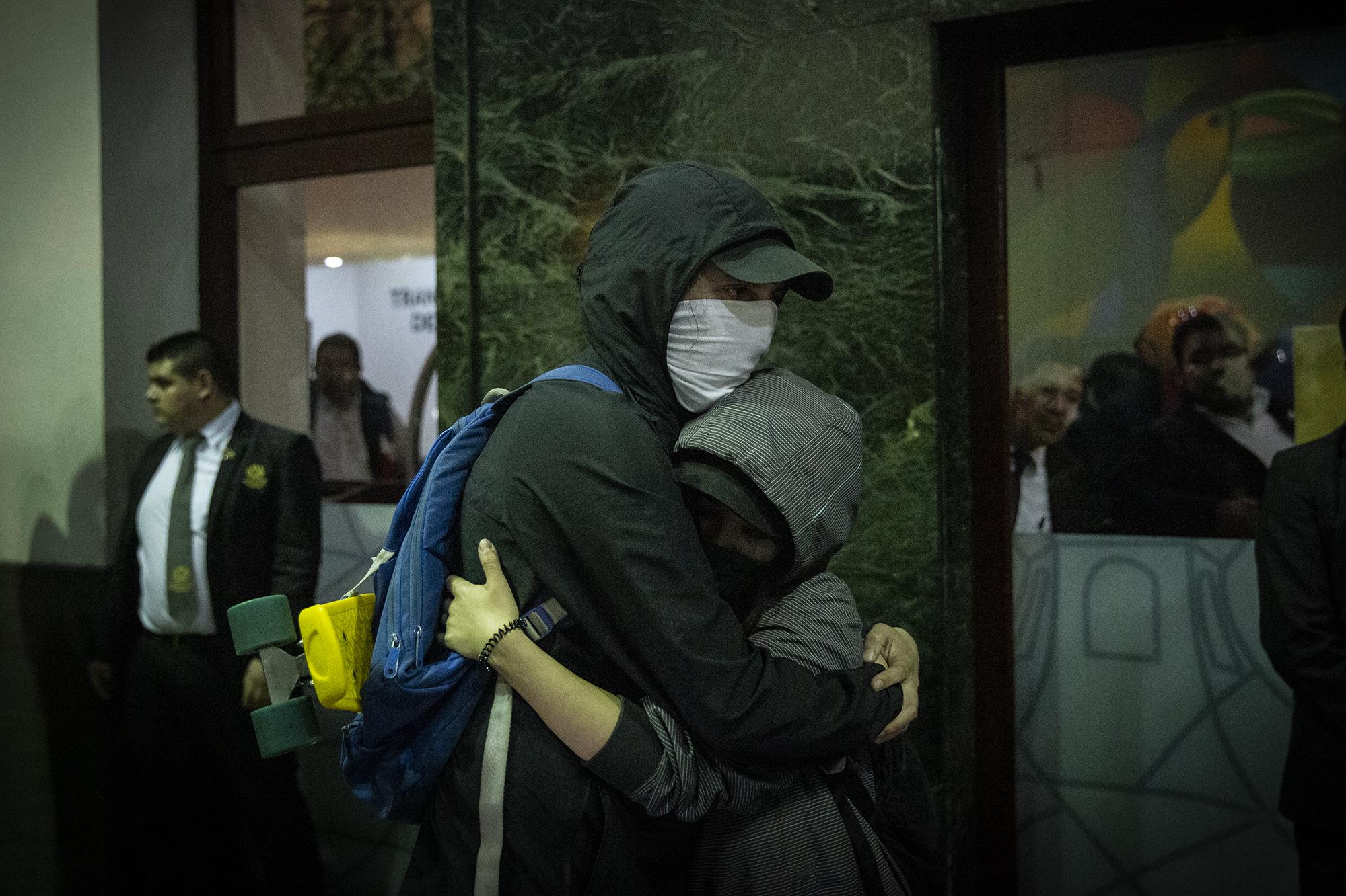 Dos manifestantes se consuelan tras las capturas y los golpes propinados a sus compañeros. Los estudiantes de la Universidad San Carlos no pudieron con la Policía y a la media noche Jimmy Morales logró mantener la inmunidad al ser juramentado como diputado del Parlamento Centroamericano.