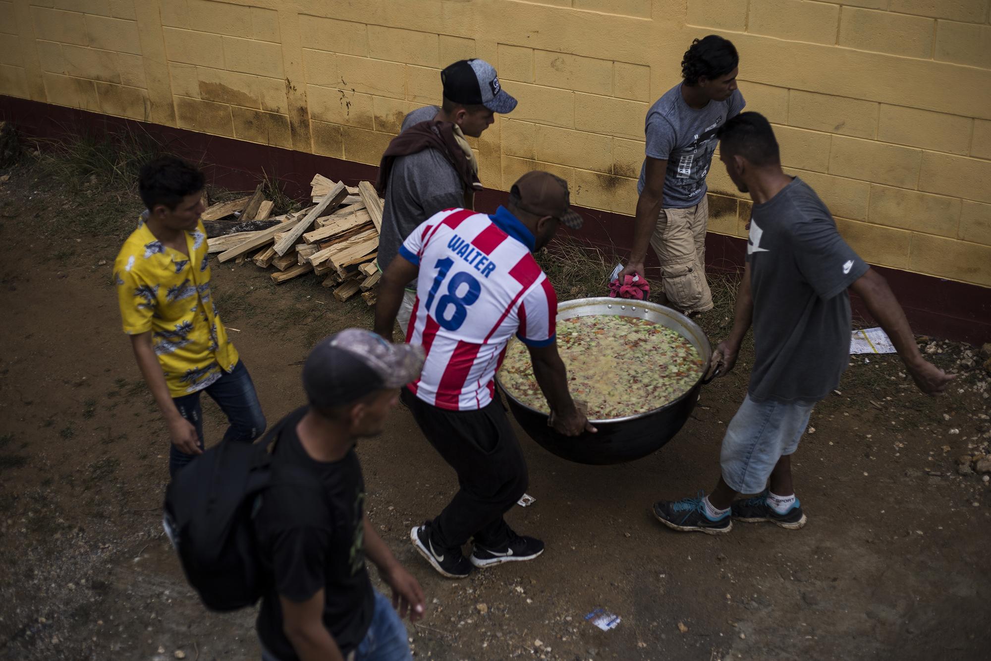 La llegada masiva de migrantes colapsó el albergue del poblado fronterizo de El Ceibo, entre Guatemala y México, con capacidad para 100 personas. Aunque la alcaldía habilitó otro espacio con capacidad similar, también fue copado casi de inmediato. El flujo de migrantes que llegan hasta la frontera es constante y cada hora se acumulan nuevos grupos.