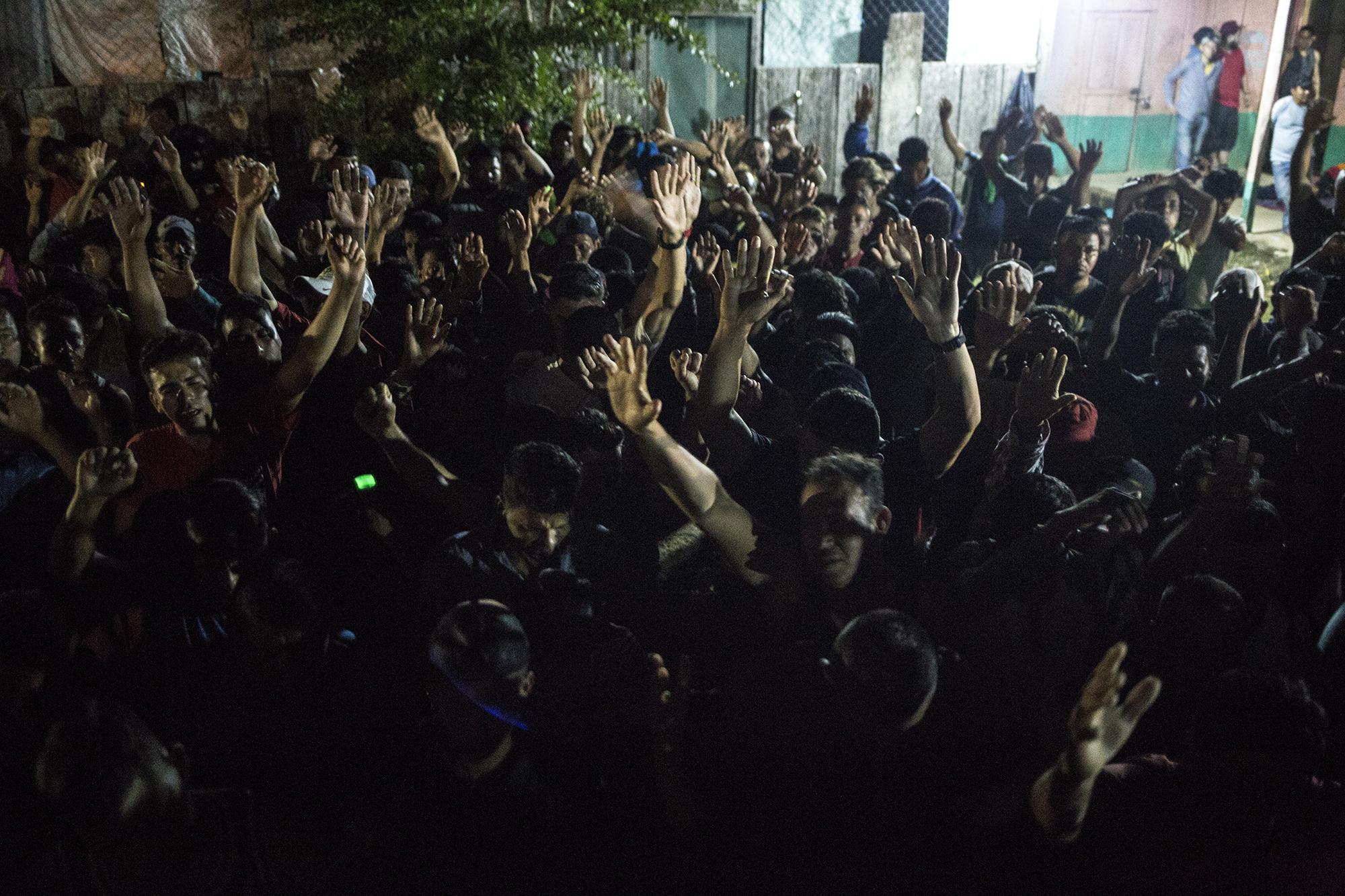 La noche del viernes 17 de enero, un buen número de migrantes se reunió en una asamblea, en la que decidieron plantarse al día siguiente frente al portón migratorio. La estrategia consiste en bloquear las vías de acceso, esperando a engrosar sus números.