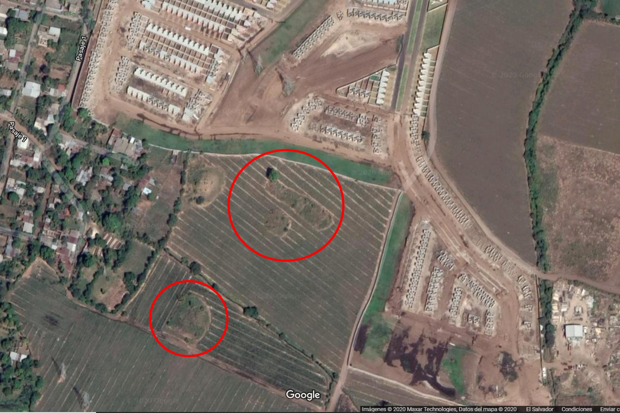 En esta vista satelital de la hacienda Los cerritos se señalan las estructuras 12 y 11 (arriba) y la 8 (abajo), tres de las plataformas dañadas con maquinaria pesada el pasado 15 de enero 2020. Al norte se observa la Acrópoli Sonsonate.