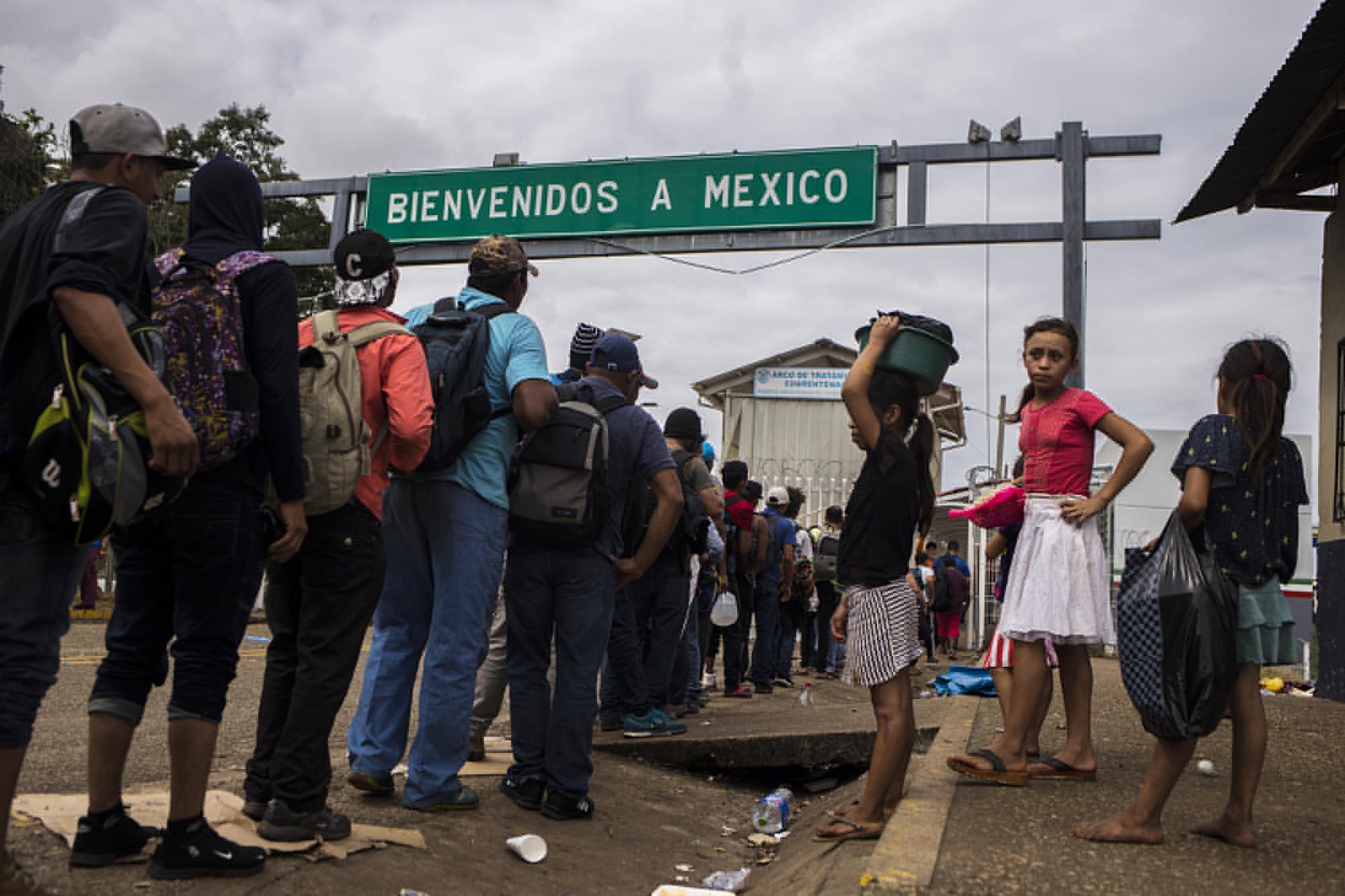 A las 11:57 de la mañana del 19 de enero, el último grupo de migrantes ingresó a las oficinas del paso fronterizo El Ceibo para registrarse. El gobierno de México les prometía trabajo, y llevarlos a un lugar seguro en el estado de Tabasco. Foto: Víctor Peña.