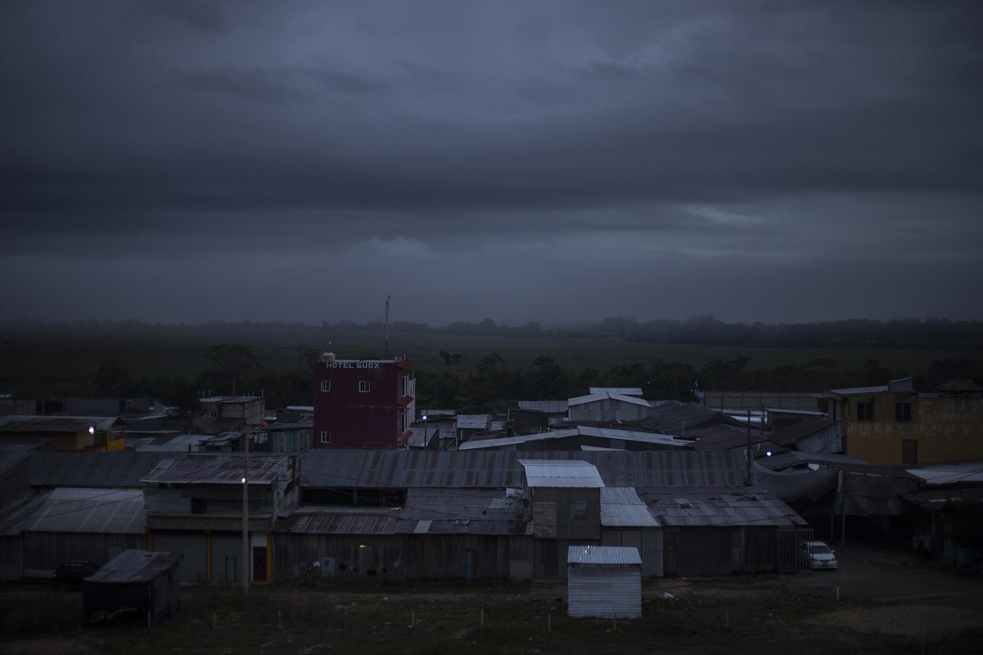 En el caserío El Ceibo habitan alrededor de mil 600 personas. A diario, un goteo migratorio rodea sus veredas de manera clandestina. Esta vez, cientos de hondureños y unas decenas de salvadoreños inundaron sus calles y convirtieron El Ceibo en el centro de la frontera cerrada mexicana. Foto: Víctor Peña.