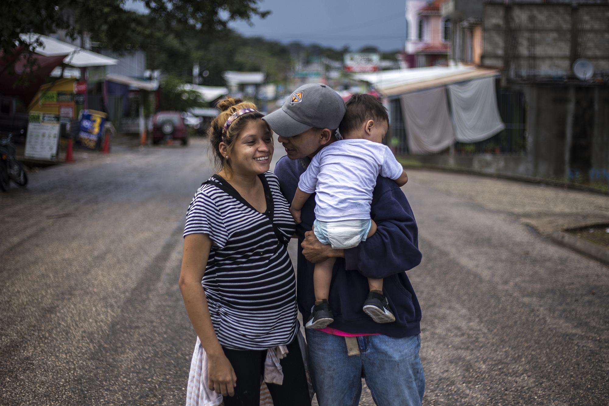 Katheryn y Óscar vendieron todo lo que tenían y huyeron de San Pedro Sula. Ella tiene 17 años. Él, de 19, sostiene al hijo de ambos, de un año. Katheryn está embarazada de nuevo. Foto: Víctor Peña.