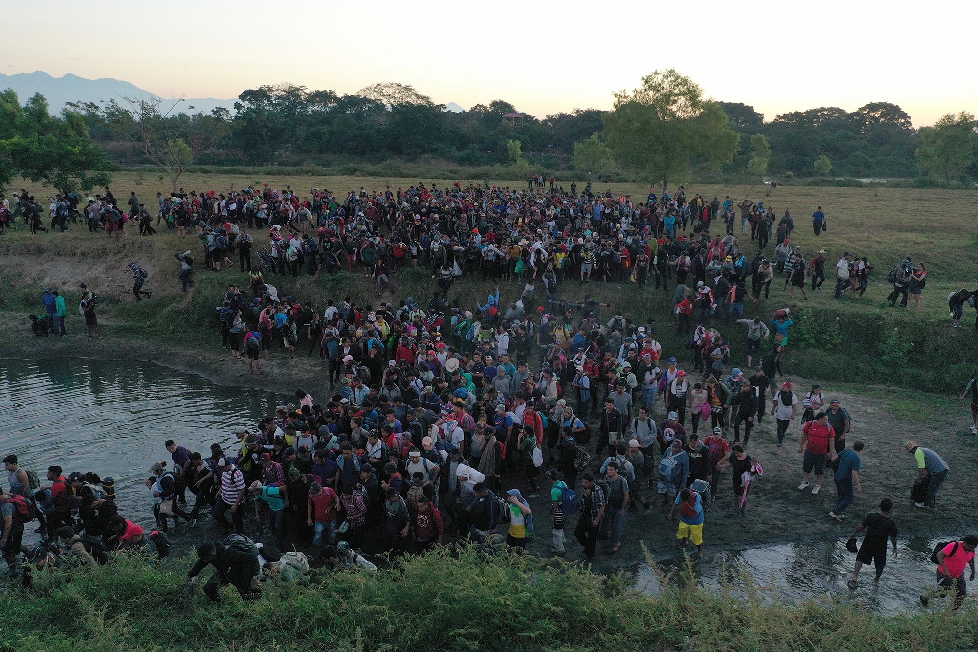 Vista aérea de migrantes centroamericanos, hondureños en su mayoría, que caminan en una nueva caravana hacia Estados Unidos. Cruzaron el río Suchiate en la primera luz de la mañana, para tocar tierra de Ciudad Hidalgo, Estado de Chiapas, México, el 23 de enero de 2020. Las autoridades mexicanas estimaron que más de 200 personas fueron detenidas inmediatamente después de cruzar la frontera con Guatemala. La mayoría siguió avanzando Foto de AFP: Alfredo Estrella. 