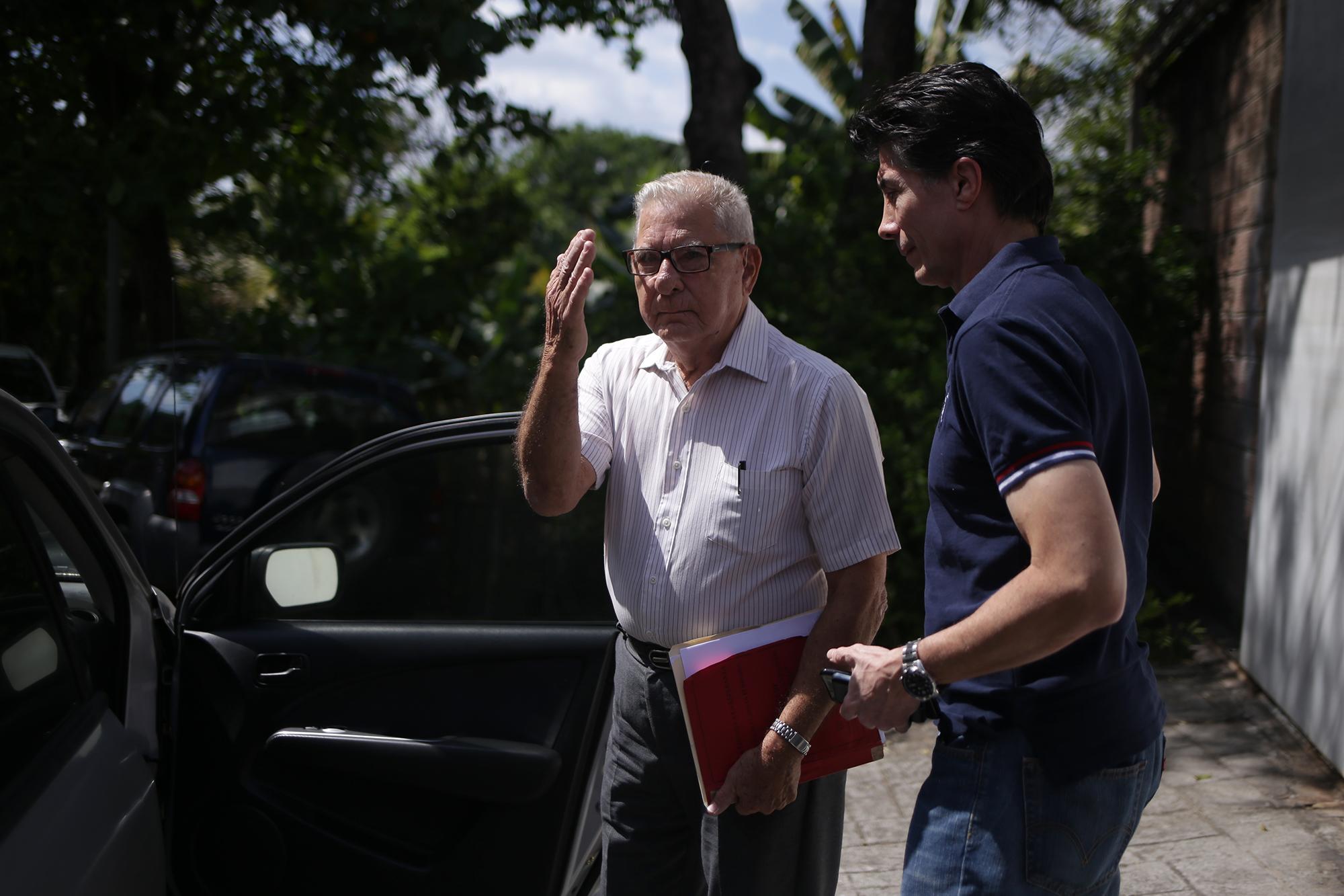 Rafael Bustillo sale por la parte trasera del juzgado de San Francisco Gotera, en Morazán. Bustillo está acusado, junto a otros altos mandos de la Fuerza Armada, de ser autor de la masacre de El Mozote. Foto de El Faro: Víctor Peña.