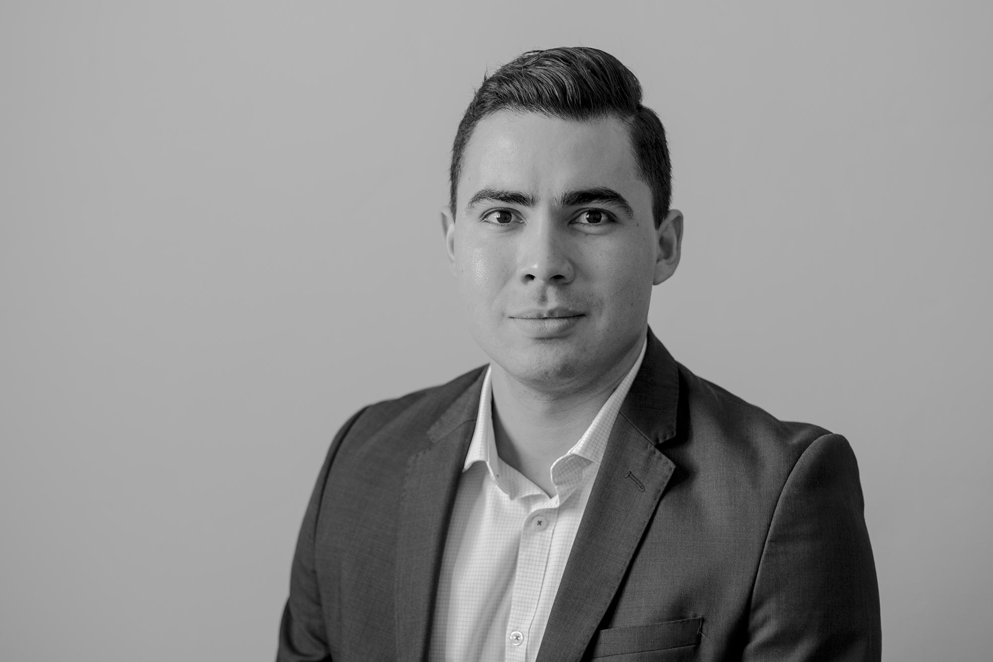 Jaime Ayala es economista graduado de la Escuela Superior de Economía y Negocios. Ha colaborado en el diseño de propuestas de políticas públicas con enfoque de ciclo de vida  y posee experiencia como consultor para agencias e implementadores de fondos de cooperación internacional. También acumula trabajo como investigador y asistente en temas de sustentabilidad, prevención de violencia, transparencia y desarrollo humano. Foto: Fred Ramos.