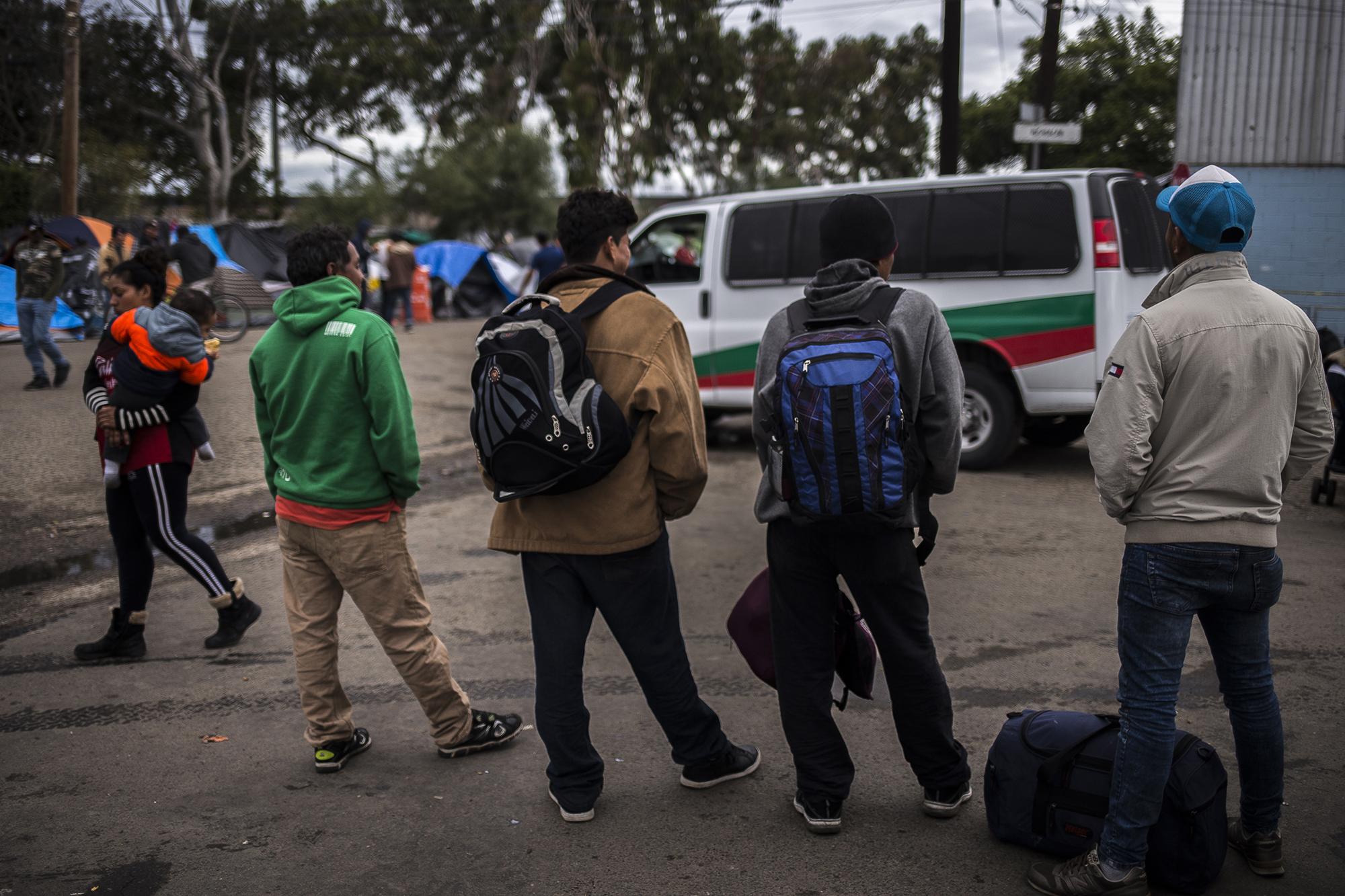 El jueves 6 de diciembre de 2018, un grupo de centroamericanos esperaban para ser deportados por las autoridades mexicanas. Dos salvadoreños pidieron esa tarde ser retornados desde el albergue de la Ciudad Deportiva Benito Juárez, en el centro de la ciudad de Tijuana, en el estado de Baja California, México. Habían recorrido todo México por más de un mes, en medio de la caravana de migrantes que se originó en Honduras y El Salvador. Huían de la violencia y de las pocas oportunidades de trabajo. Esa multitud chocó con el muro fronterizo de Estados Unidos. El frío, la zozobra y las pocas probabilidades de cruzar la frontera, obligó a muchos a retornar a sus países de origen. Foto de El Faro: Víctor Peña.