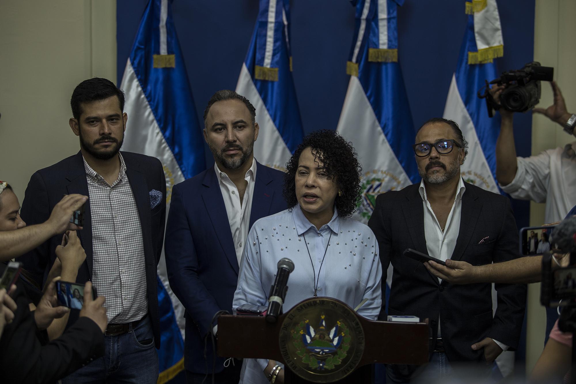   Carolina Recinos fue nombrada comisionada presidencial en junio de 2020. En los siguientes cuatro meses, tres hermanos de la funcionaria fueron contratados en Bandesal, Cancillería y CNR. En febrero de este año, Bandesal aprobó un crédito para que otra hermana manejara la cafetería del Ministerio de Hacienda. La imagen fue tomada en la Asamblea Legislativa durante una de las reuniones de la funcionaria con diputados.  Foto de El Faro: Víctor Peña. 