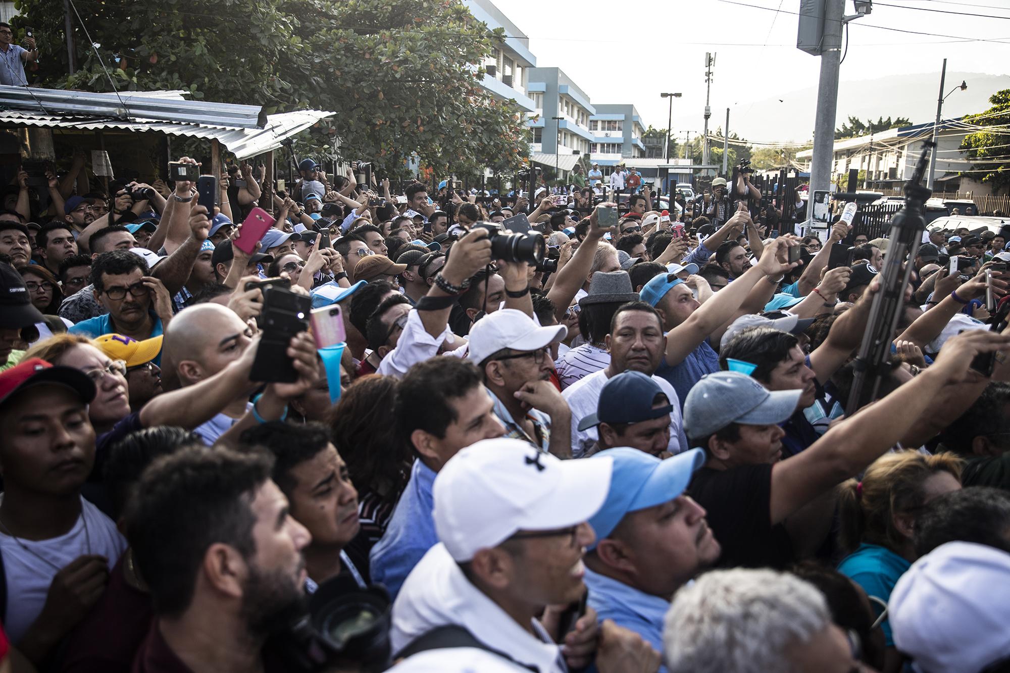 Unos 5,000 simpatizantes de Nayib Bukele esperaron por más de tres horas la llegada del presidente para escuchar su discurso. Durante la alocución de Bukele, muchos de los presentes pidieron al presidente a gritos que diera la orden de entrar a la Asamblea Legislativa en masa. El presidente llegó a las 4:20 de la tarde y, tras un breve discurso, entró al Salón Azul legislativo donde oró. Luego dijo a la multitud que Dios le habló y le dijo 