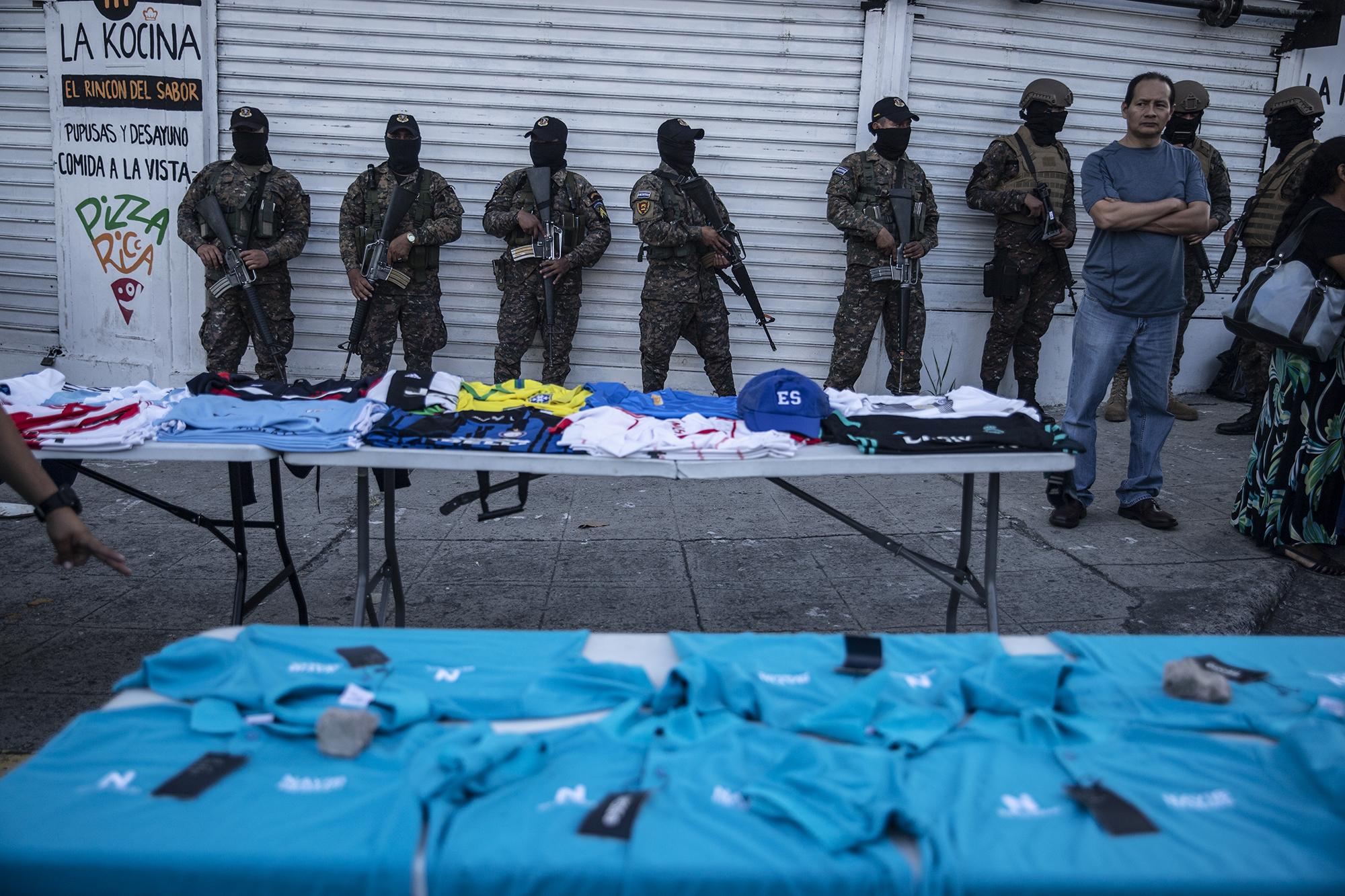 Este 9 de febrero, en la alameda Juan Pablo II, a la altura de la Asamblea Legislativa y en los alrededores del Centro de Gobierno, se reforzó el dispositivo militar que inició un día antes. El 8 de febrero, un día antes de la concentración convocada por Bukele, desde Twitter, la Fuerza Armada recordó el juramento delealtad al presidente y dijeron que estarían atentos a sus órdenes. Foto de El Faro: Carlos Barrera 