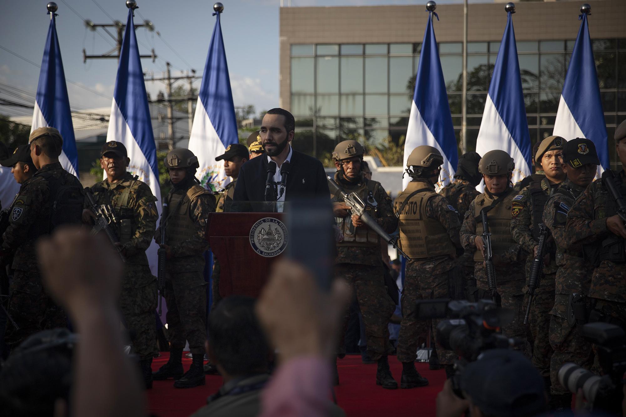 Después de salir de orar del Salón Azul de la Asamblea Legislativa, el presidente fue acuerpado por militares. En ese momento, con lo ánimos caldeados de los centenares de personas, Bukele llamó a la tranquilidad y a esperar a que los diputados lleguen a un acuerdo para aprobar los fondos para la fase tres del Plan Control Territorial. Amenazó diciendo que les daría solo una semana. Foto de El Faro: Carlos Barrera 