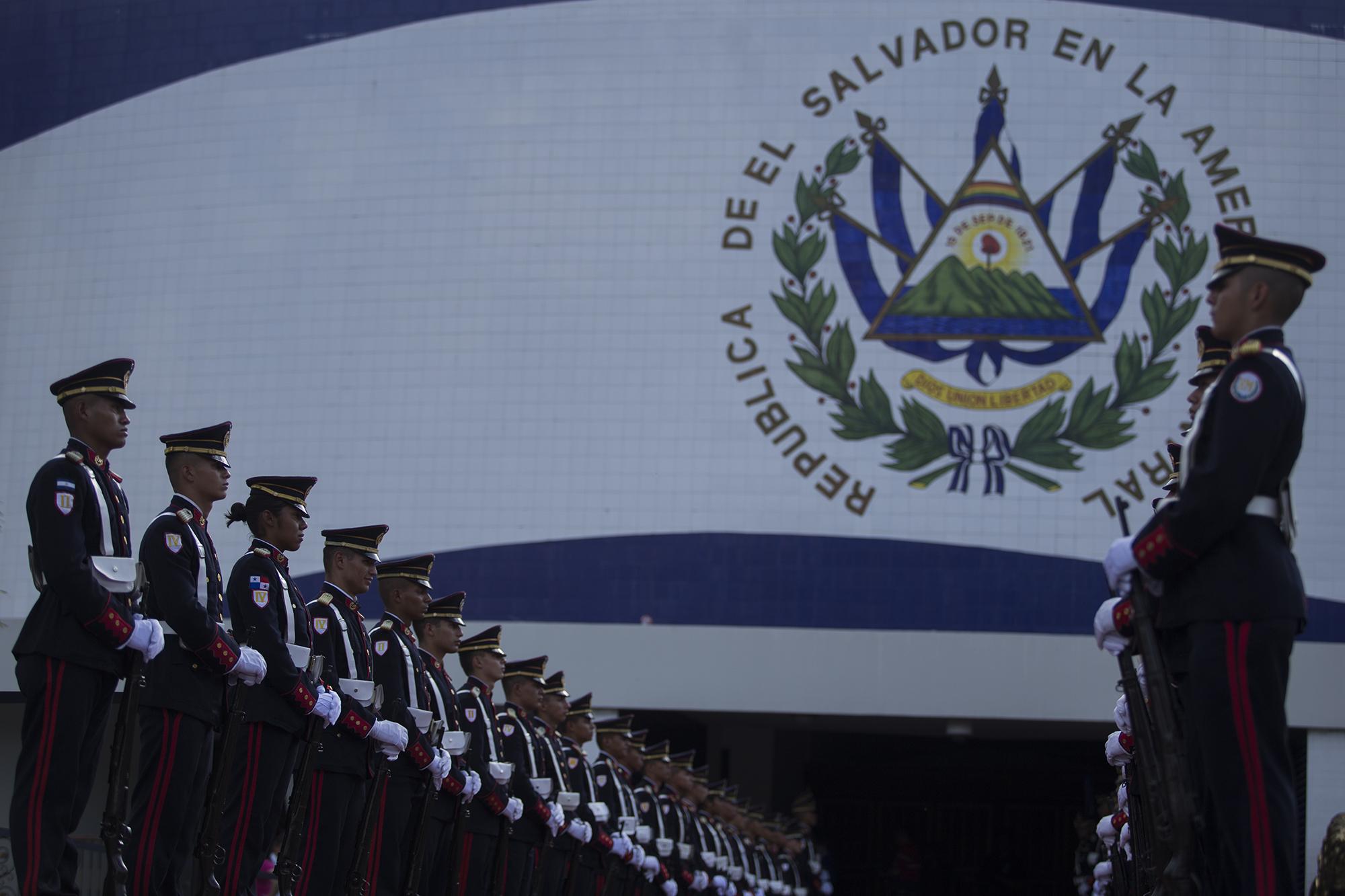 Dos horas antes que de el presidente apareciera, la escolta de cadetes de la Escuela Militar ya estaba instalada frente al Salón Azul, y el Estado Mayor Presidencial tenía control de la Asamblea Legislativa. Foto de El Faro: Víctor Peña. 