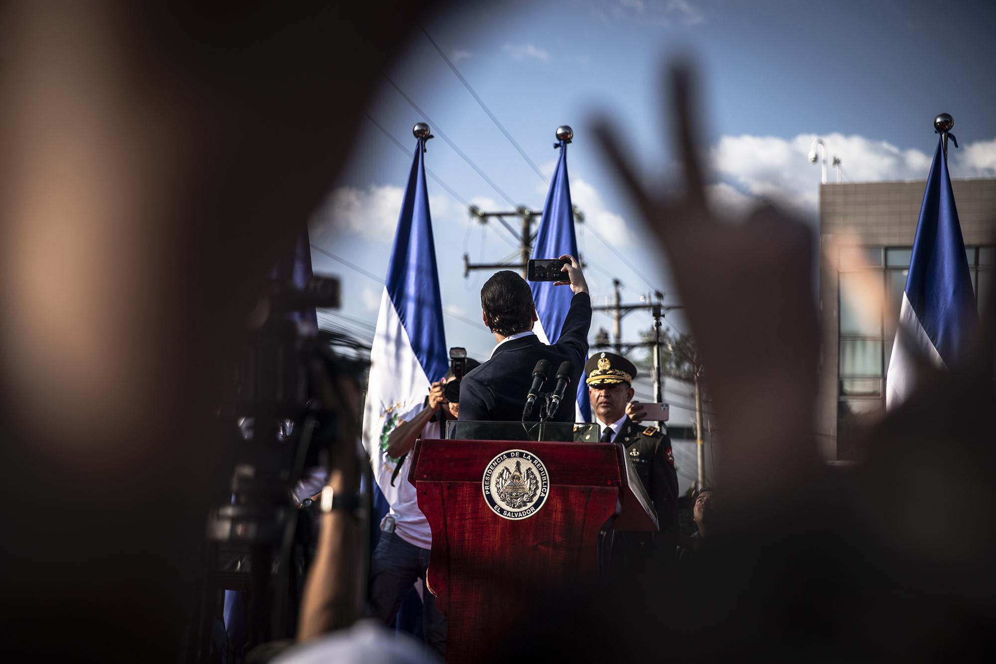 Minutos después de que Bukele se presentó en la tarima este domingo 9 de febrero, repitió frente a centenares de personas el mismo gesto que realizó aquella madrugada del 3 de febrero de 2019, cuando anunció que había ganado la Presidencia de El Salvador. Bukele se tomó una selfie . Foto de El Faro: Carlos Barrera 