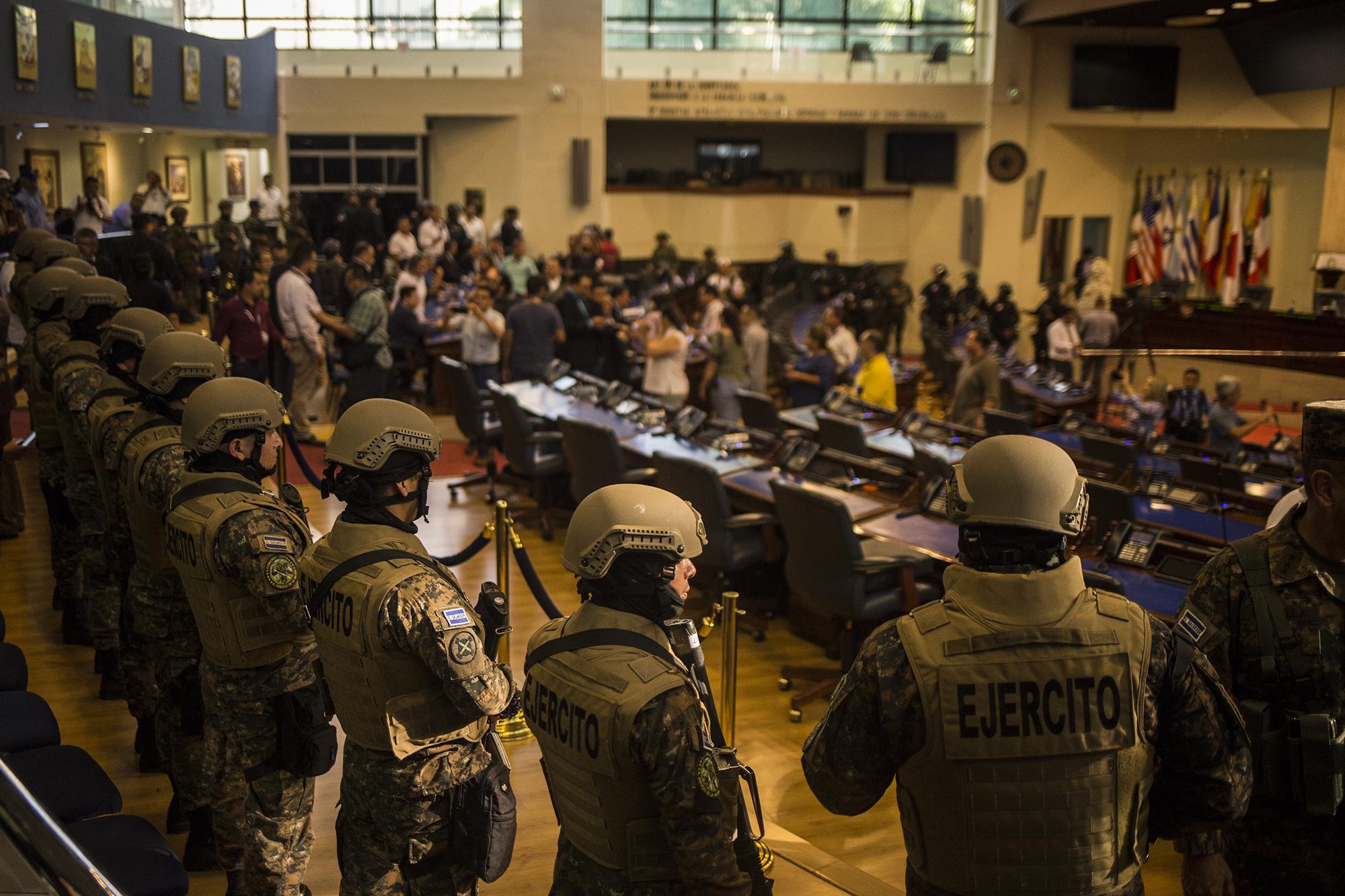 En un acto inédito en la historia salvadoreña, el Ejército irrumpió en el Salón Azul legislativo a las 4:25 de la tarde. Los militares armados hicieron formación ante un pleno donde solo había 31 de los 84 diputados. El presidente Bukele llegó media hora después para hacer una oración. Foto de El Faro: Víctor Peña 