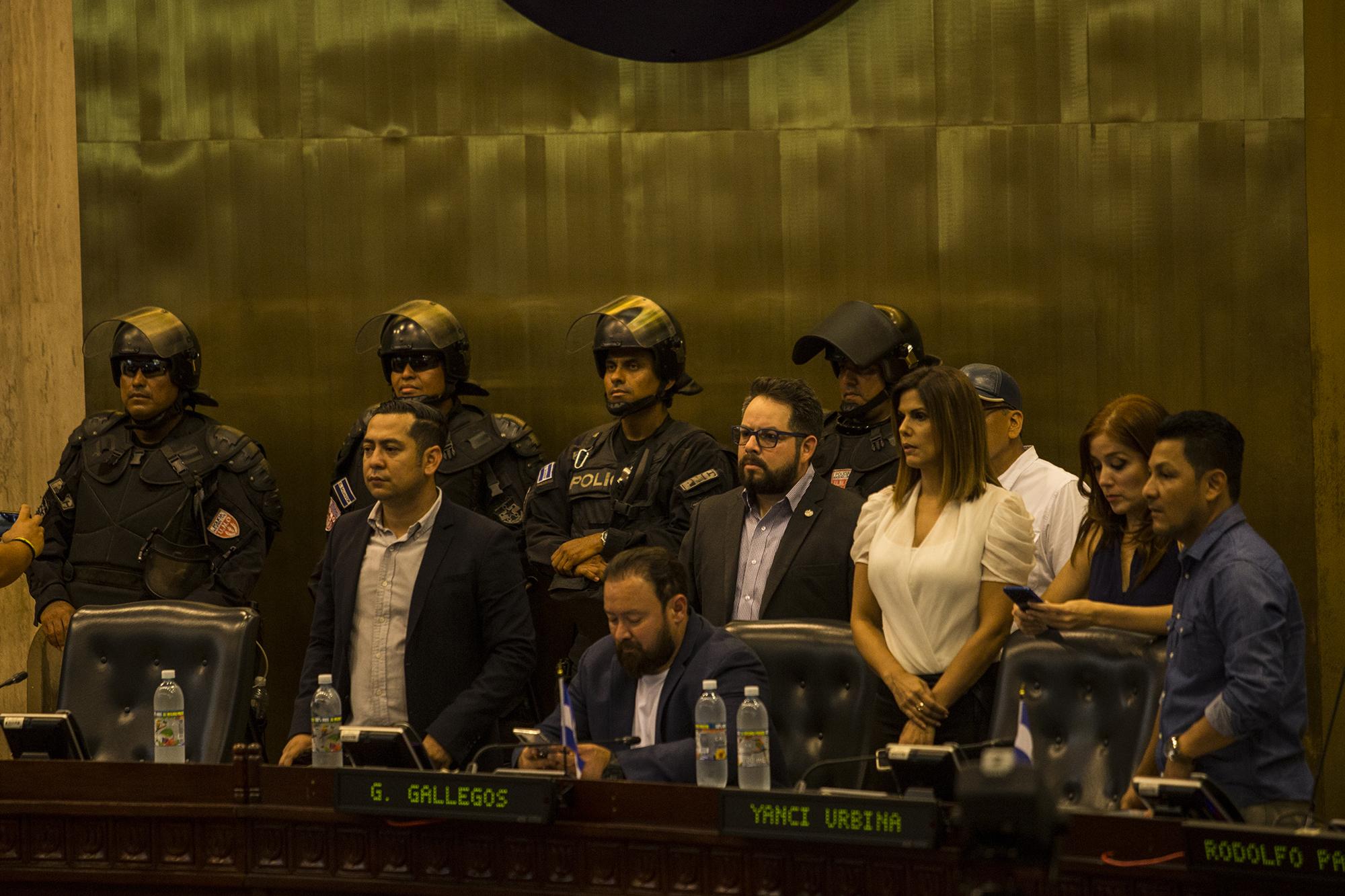 La Unidad del Mantenimiento del Orden (UMO) de la Policía se tomó el espacio de la Junta Directiva de la Asamblea Legislativa. La diputada arenera Felissa Cristales (revisando su teléfono en la imagen), que se presentó en apoyo a Bukele, se retiró molesta al observar la presencia de militares y policías que desplazaron a la seguridad de la Asamblea. Foto de El Faro: Víctor Peña