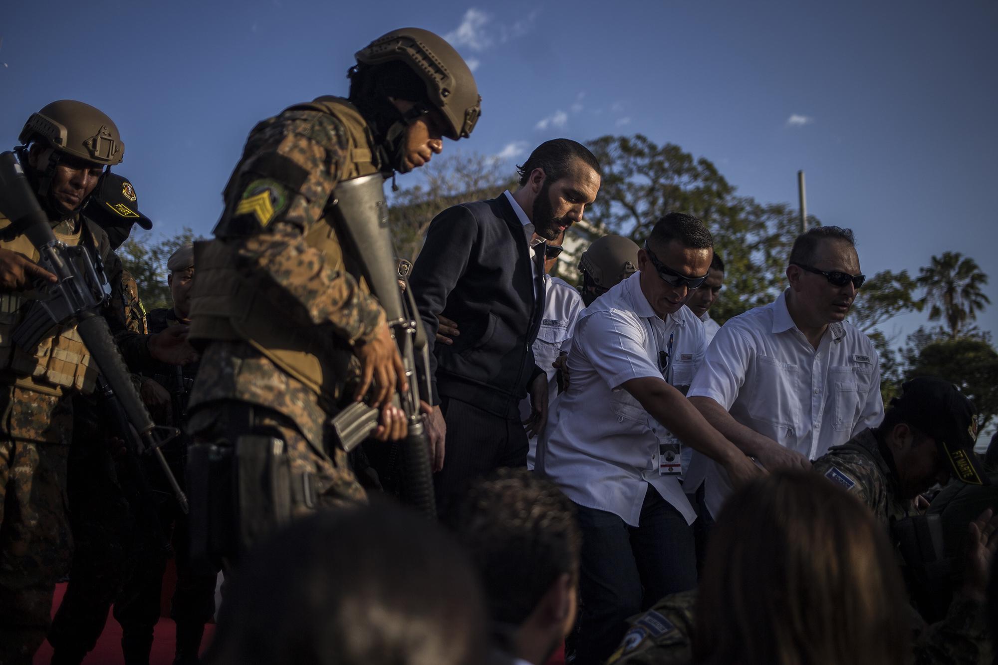 El presidente regresó de su oración y se subió a la tarima para despedirse de sus seguidores diciendo que daba una semana a los diputados para decidir sobre el préstamo de $109 millones o volvería a convocar a la multitud. Bukele se retiró como llegó: rodeado de militares. Foto de El Faro: Víctor Peña