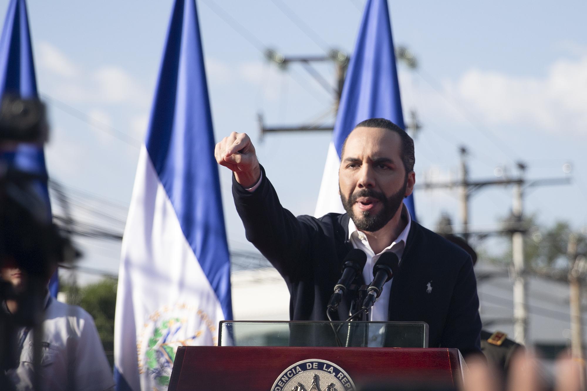 El presidente Nayib Bukele durante el discurso previo a su ingreso con los militares a la Asamblea Legislativa. Foto de El Faro: Carlos Barrera