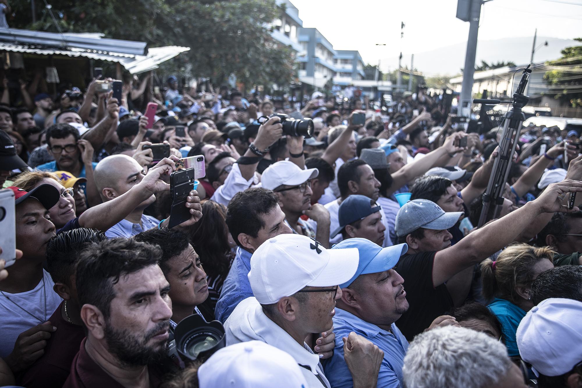 Centenares de personas esperaron durante más de tres horas para escuchar el discurso de quien los convocó, el presidente Bukele, en la entrada de la Asamblea Legislativa. Foto de El Faro: Carlos Barrera