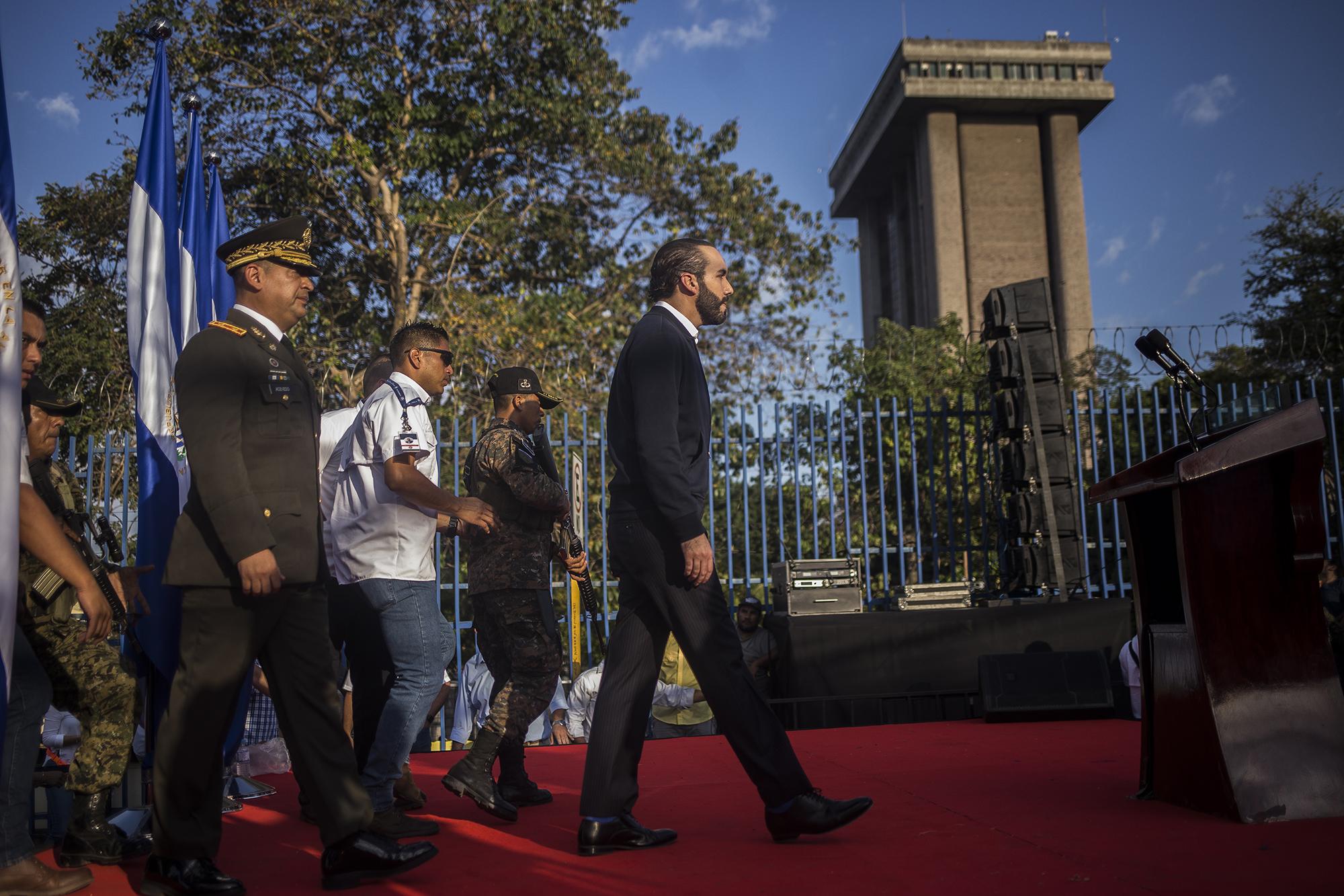 Nayib Bukele regresa a la tarima frente a la Asamblea Legislativa. Regresa de hacer una oración en un Salón Azul legislativo tomado por militares equipados. Acto seguido, se despidió de sus seguidores. Foto de El Faro: Víctor Peña. 