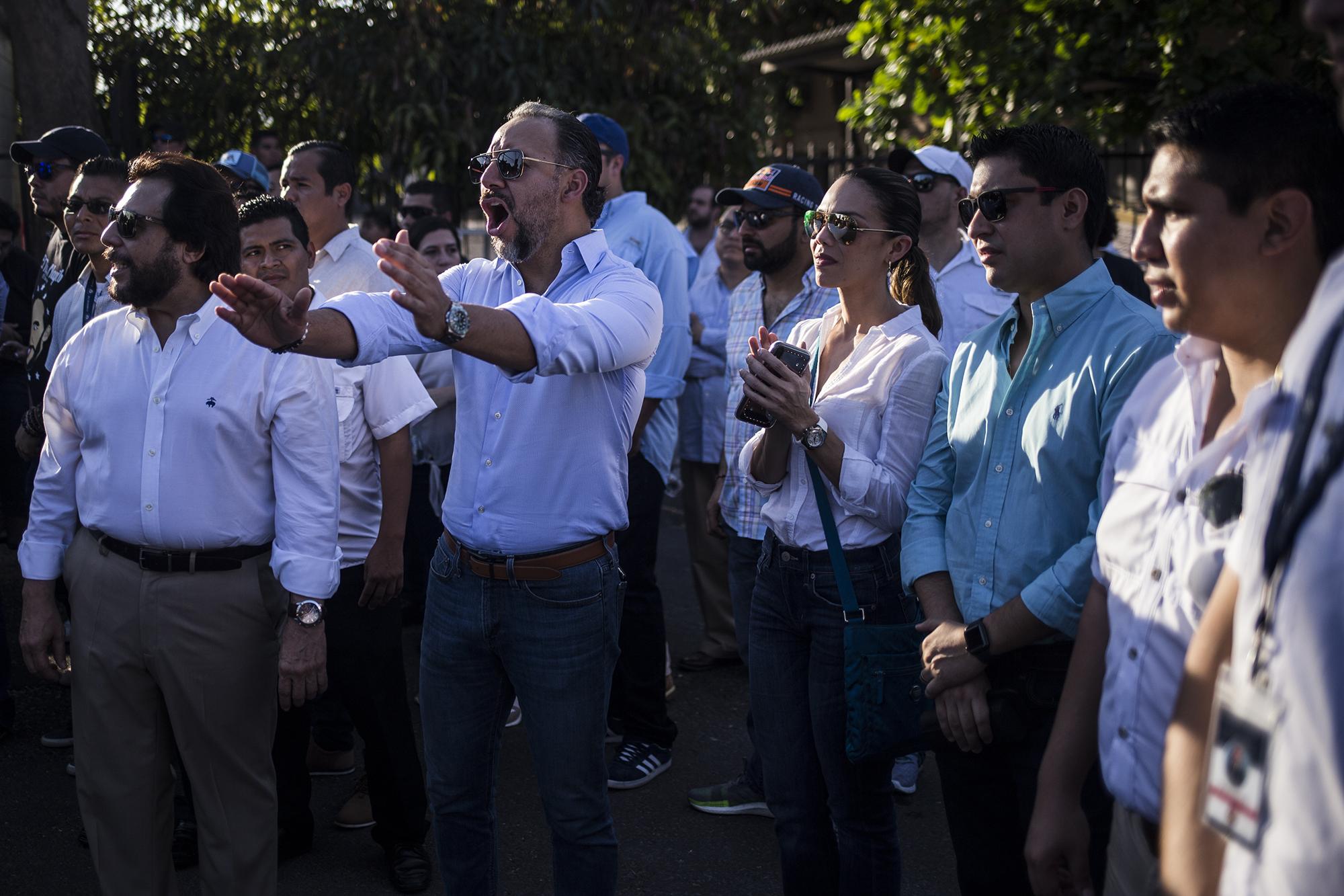 El vicepresidente de la República, Félix Ulloa, y el secretario jurídico de la Presidencia, Conan Castrogritaban y aplaudían a cada palabra del discurso del presidente frente al portón de la Asamblea Legislativa. Foto de El Faro: Víctor Peña.