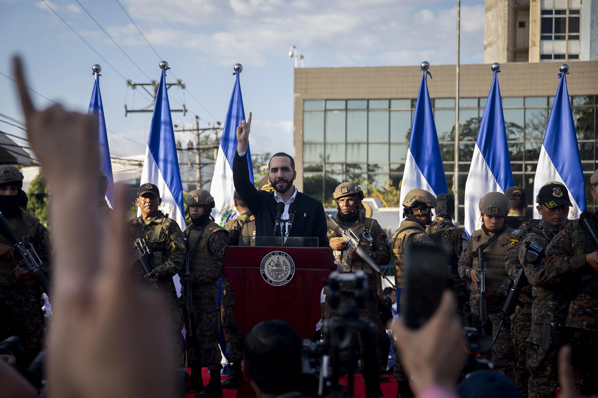 El presidente Nayib Bukele llegó frente a la entrada principal de la Asamblea Legislativa a las 4:20 pm del domingo. Media hora después se trasladó al Salón Azul, ocupado desde hacía horas por soldados armados, para hacer una oración. Fotode El Faro: Carlos Barrera.