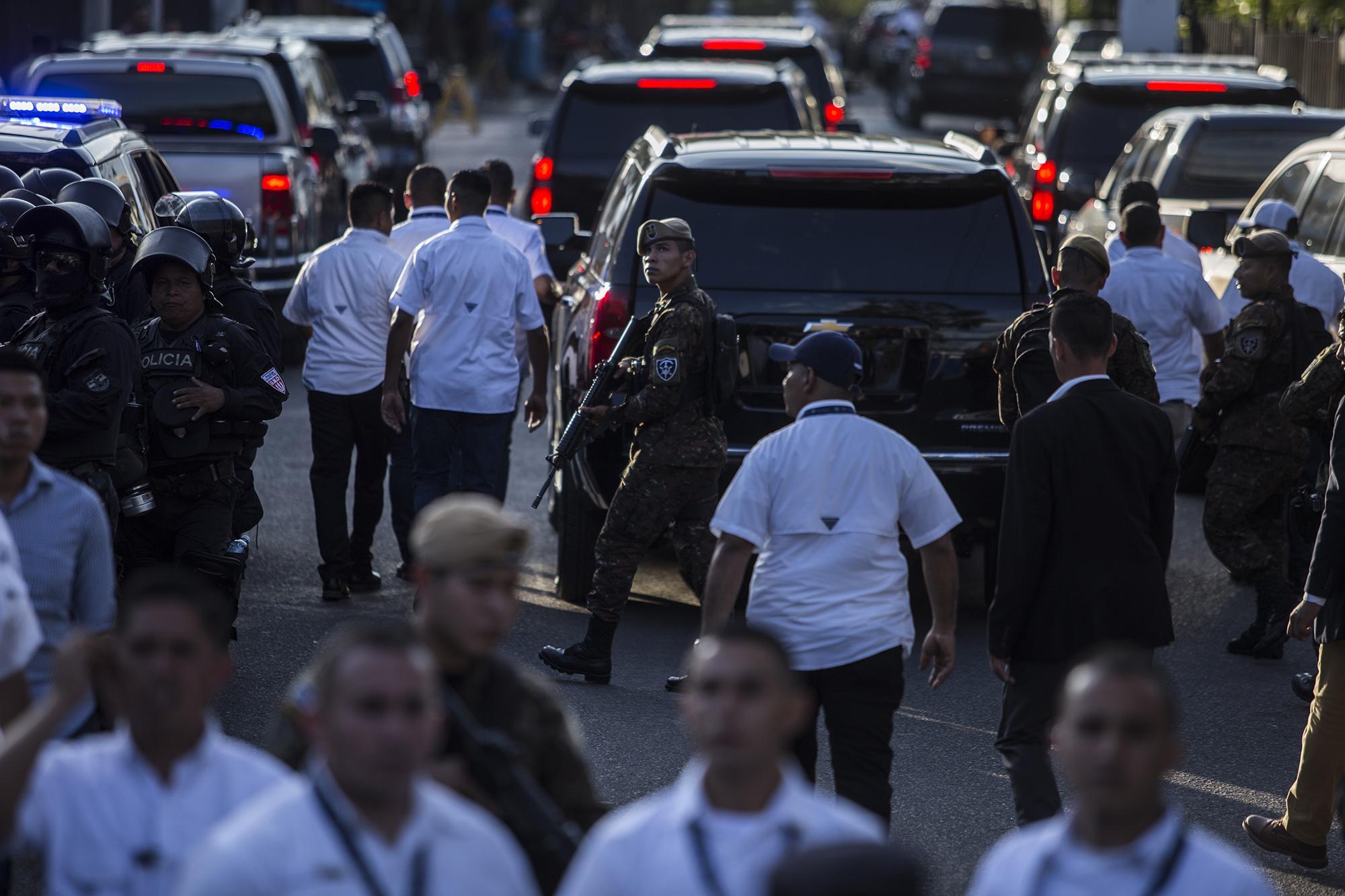 Bukele left the premises at 5:20 p.m., an hour after arriving. He departed surrounded by a strong security unit and a caravan of SUVs. Photo by: Víctor Peña. 