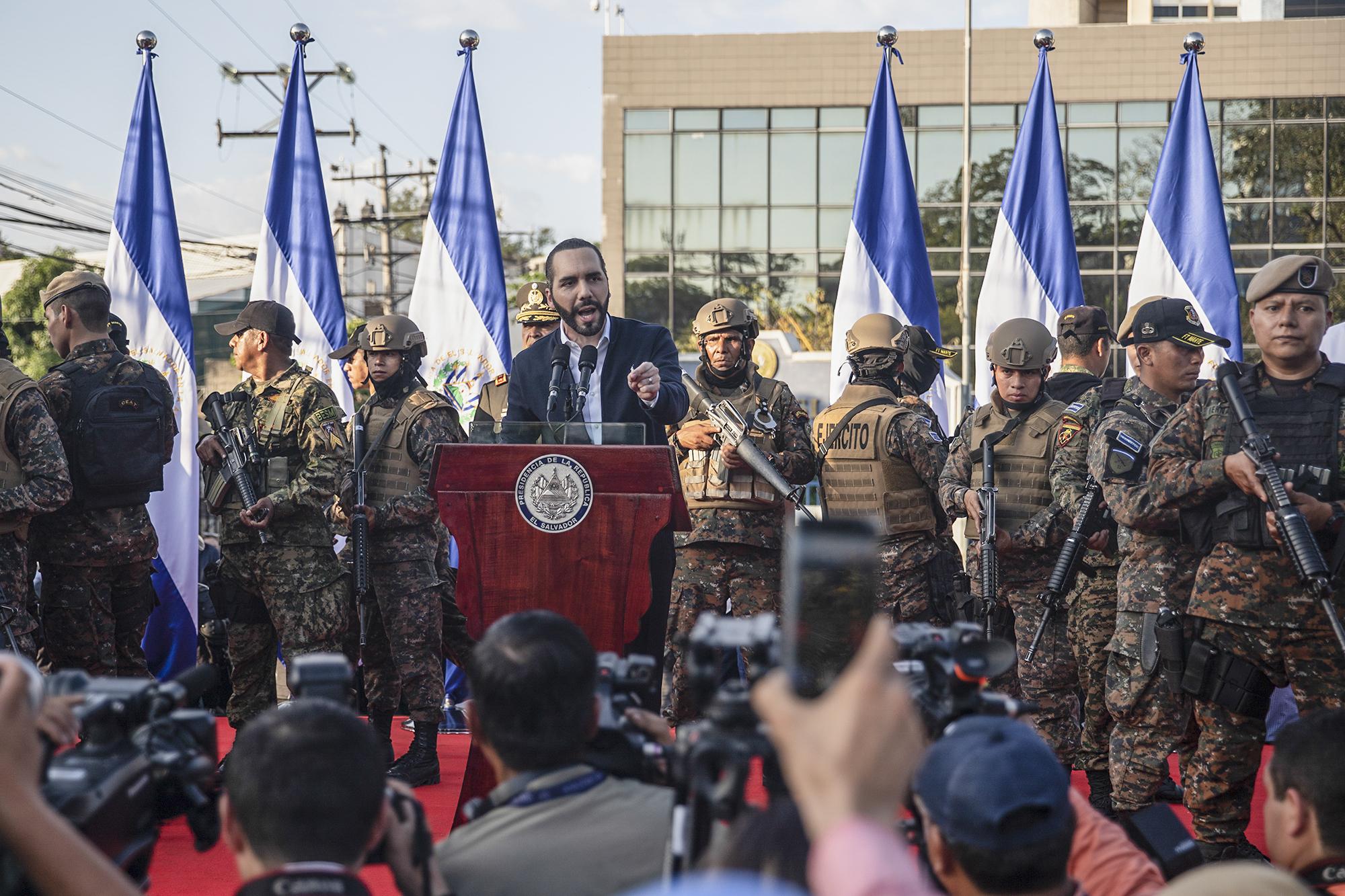 Un día antes de escoger a Juan Carlos Rodríguez Turcios como comisionado al IAIP, el presidente Nayib Bukele ingresó a la Asamblea Legislativa acompañado por militares. Foto de Carlos Barrera. 