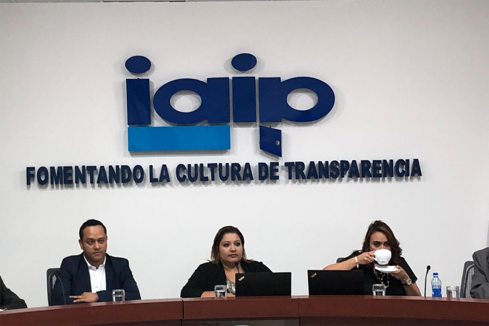 La transparencia en el actual Gobierno no es uno de sus pricipales fuertes a 10 meses de gestión. En la imagen, el IAIP que se conformó con Juan Carlos Turcios, un exmando medio del ministerio de Gobernación señalado por ser una carta del Gobierno en el Instituto. Turcios, segundo de izquierda a derecha, duró menos de 72 horas en el cargo.