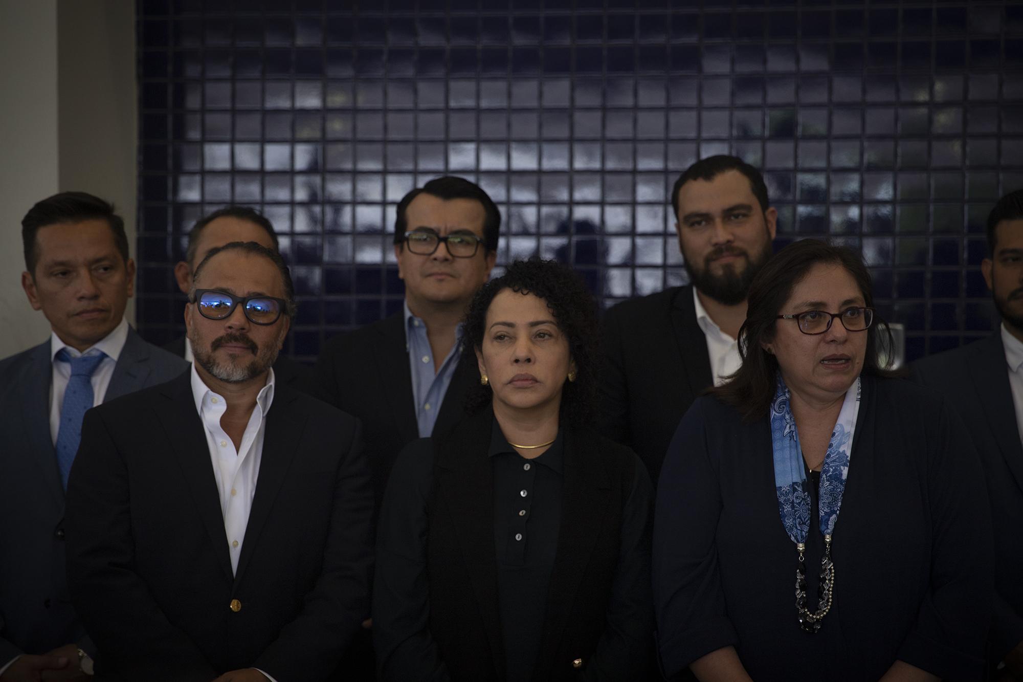 La Comisionada Presidencial, Martha Carolina Recinos, vocera y negociadora del Ejecutivo (centro), junto al Secretario Privado de la Presidencia, Ernesto Castro (izquierda) y otros funcionarios, el 15 de febrero de 2020, cuando la entonces ministra de Salud, Ana Orellana Bendek, y  presidente de Anda, Frederick Benítez, fueron interpelados por la Asamblea a causa de la crisis de agua. Foto El Faro/Carlos Barrera.