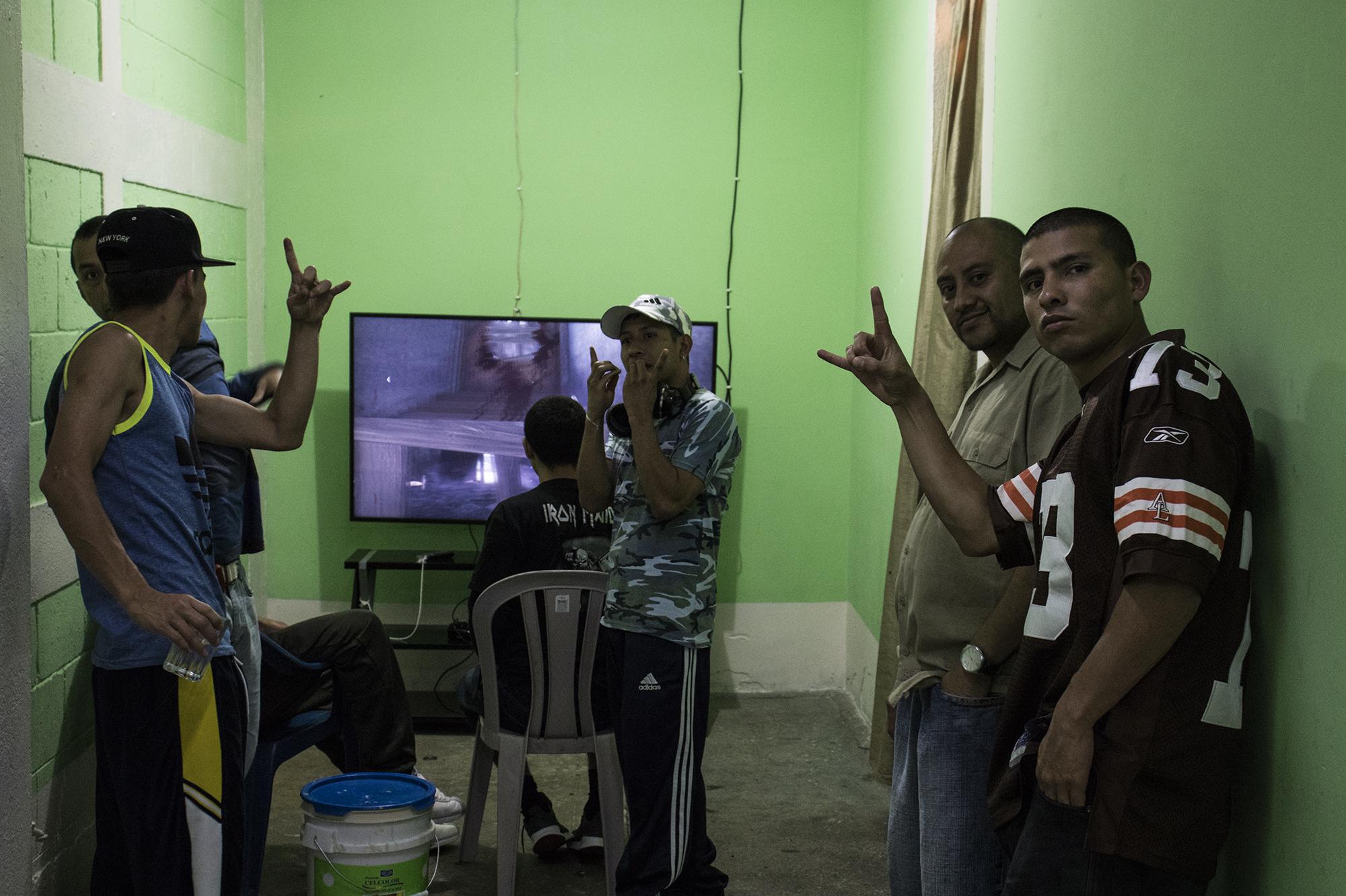 En el pasillo principal de la cárcel hay un enorme televisor plasma puesto en un rincón. En pequeños grupos, los internos se turnaban para jugar durante toda la mañana del 13 de febrero.
