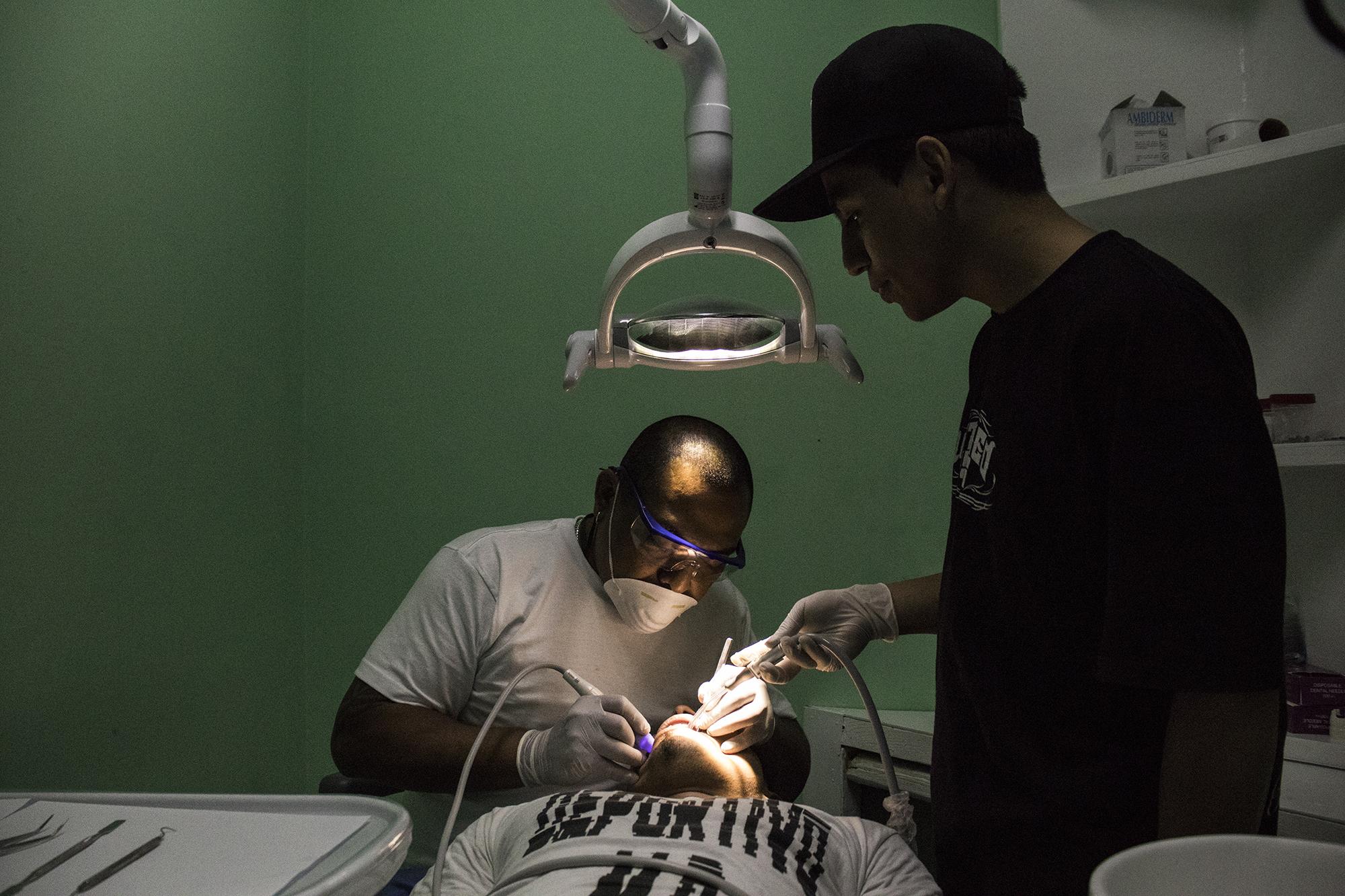 Dentro de los beneficios de Fraijanes II hay una clínica. Dentro de ella hay un odontólogo empírico, un miembro de la MS-13 que se formó con base en la observación del trabajo de un profesional que visita la cárcel y atiende una vez por semana. Es como el médico de los ahí reclusos, que también realiza electrocardiogramas y radiografías.