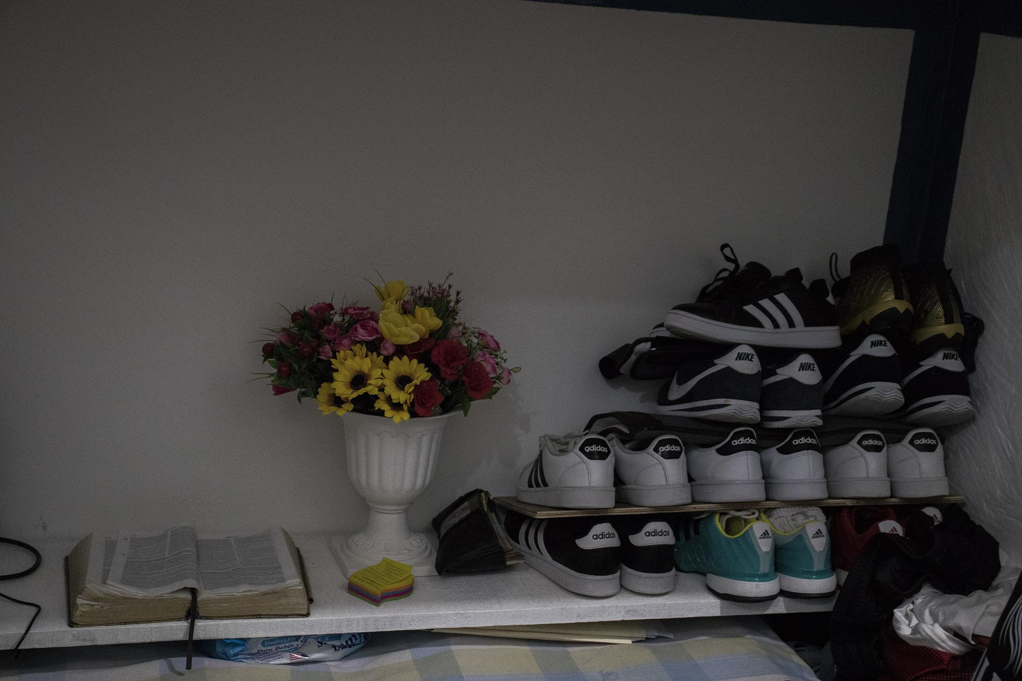 En la celda de Jorge Yahir de León Hernández, Diabólico, hay diez pares de zapatos deportivos en perfecto orden. Todos son de él. Hay también una variedad de lociones, sillones cómodos, aparatos para video. El líder de la pandilla duerme en una cama tamaño queen, impensable en cualquier prisión salvadoreña.