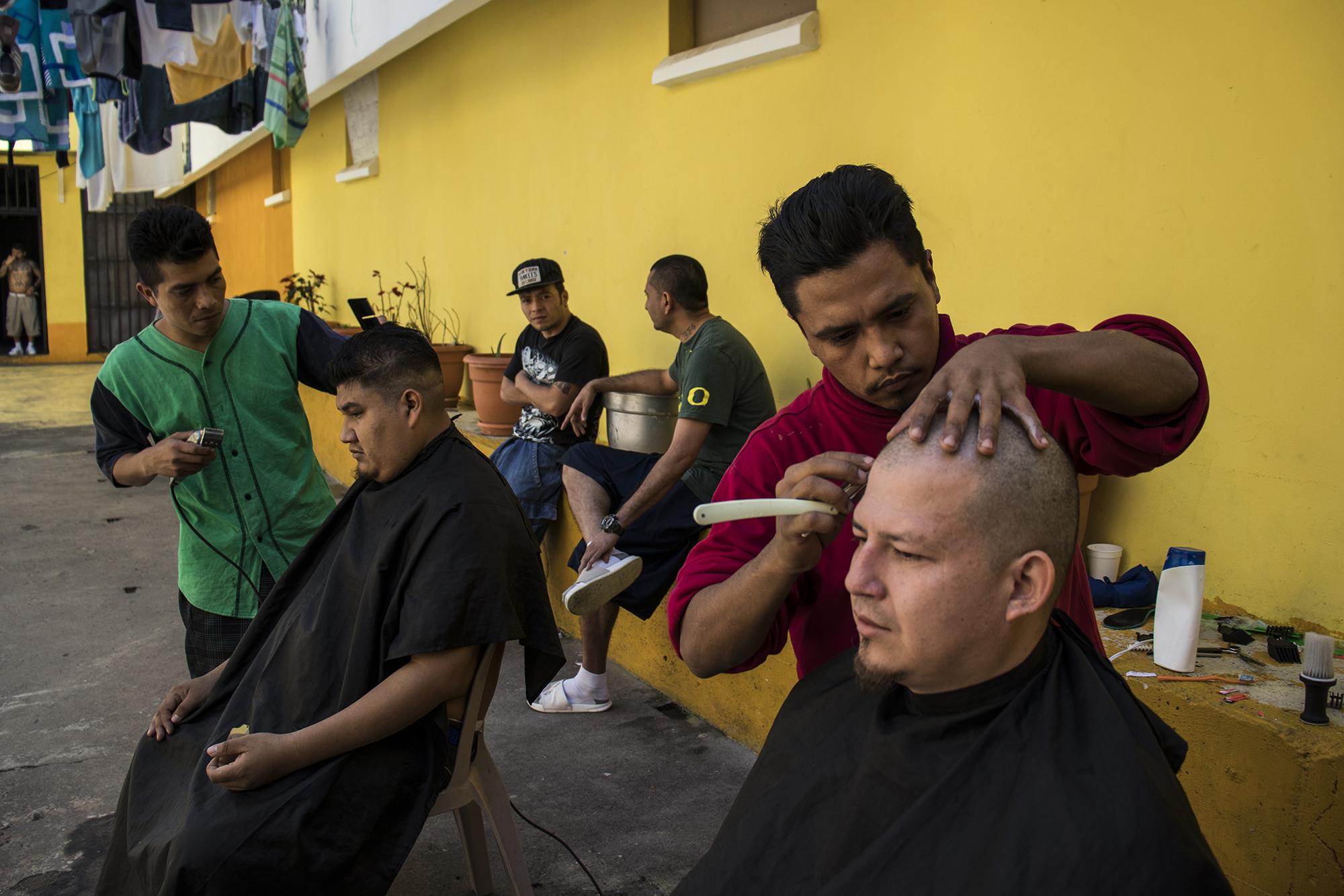 Las reglas que la MS-13 ha establecido dentro de la cárcel permite estas libertades. Los barberos trabajan durante todo el día en un sector ya determinado. Aquí hay navajas, máquinas eléctricas para el cabello, cables, espuma para afeitar.