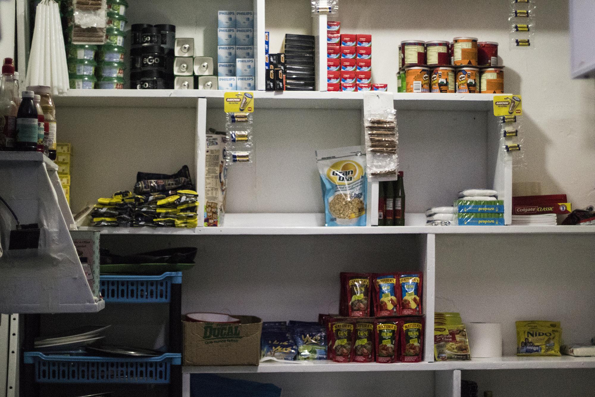 Al final del pasillo hay una tienda.Es una pequeña despensa controlada por los internos, y que cuenta con alimentos básicos. Siempre hay uno dos o tres reunidos para llevar un inventario de sus productos. Hay a la venta agua, sodas y refrescos.