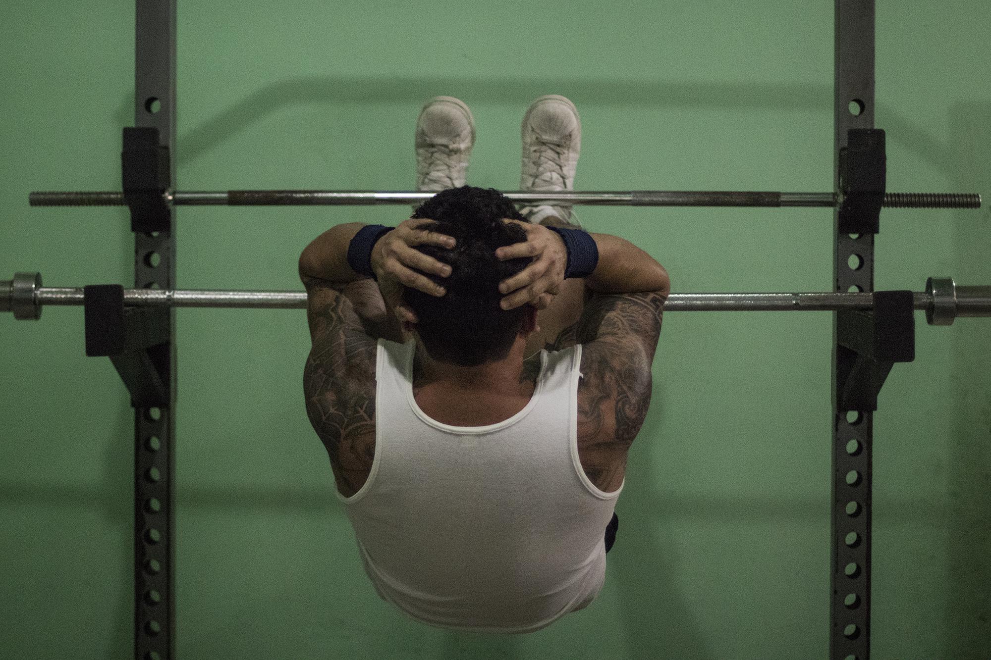 Aquí hay siempre alguien caminando por los pasillos. En medio de ese ruido también hay música de fondo e internos esforzándose en las máquinas del gimnasio.