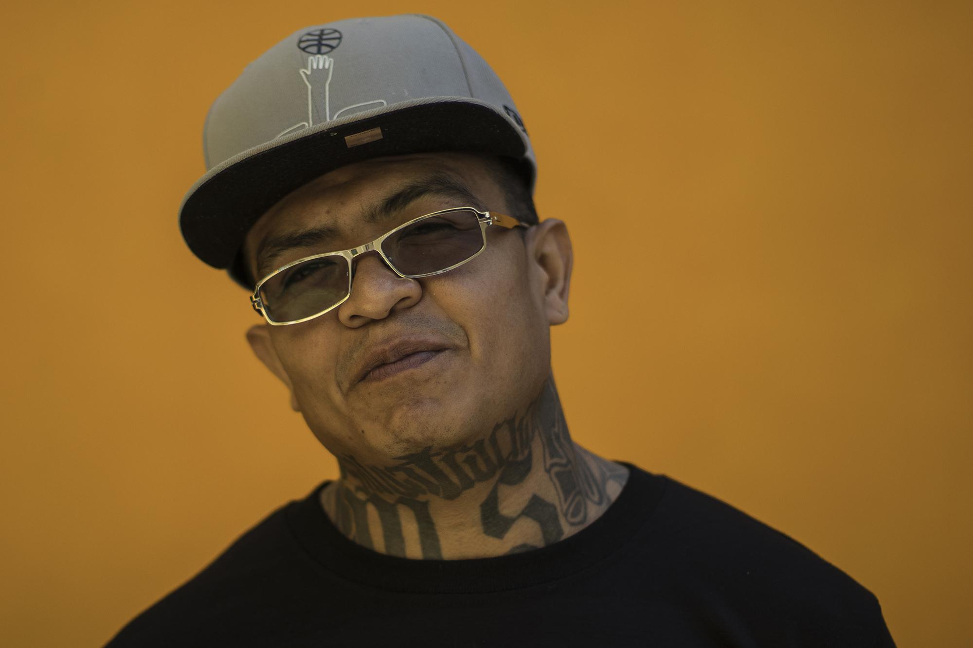 Jorge Yahir de León Hernández, Diabólico, tiene 36 años, y 18 de ellos los ha pasado en prisión. Es el líder más reconocido de la Ms-13 en todo el país. Ofrece métodos de reinserción sin disolver la pandilla. Yair está condenado a 169 años de cárcel.