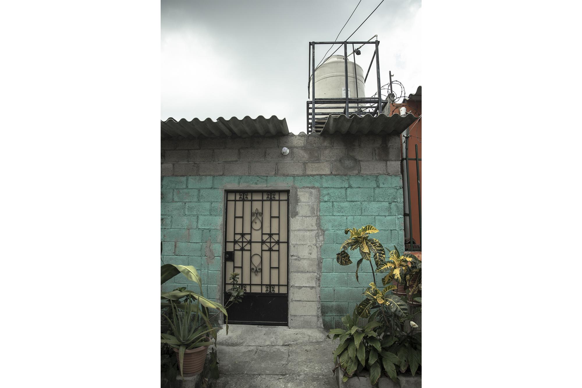 Algunas familias de la Residencial San Ernesto optaron por la compra de tanques para mantener una reserva de agua. Como el agua no cae con suficiente presión, la mayoría del tiempo están vacíos. Foto de El Faro:Carlos Barrera