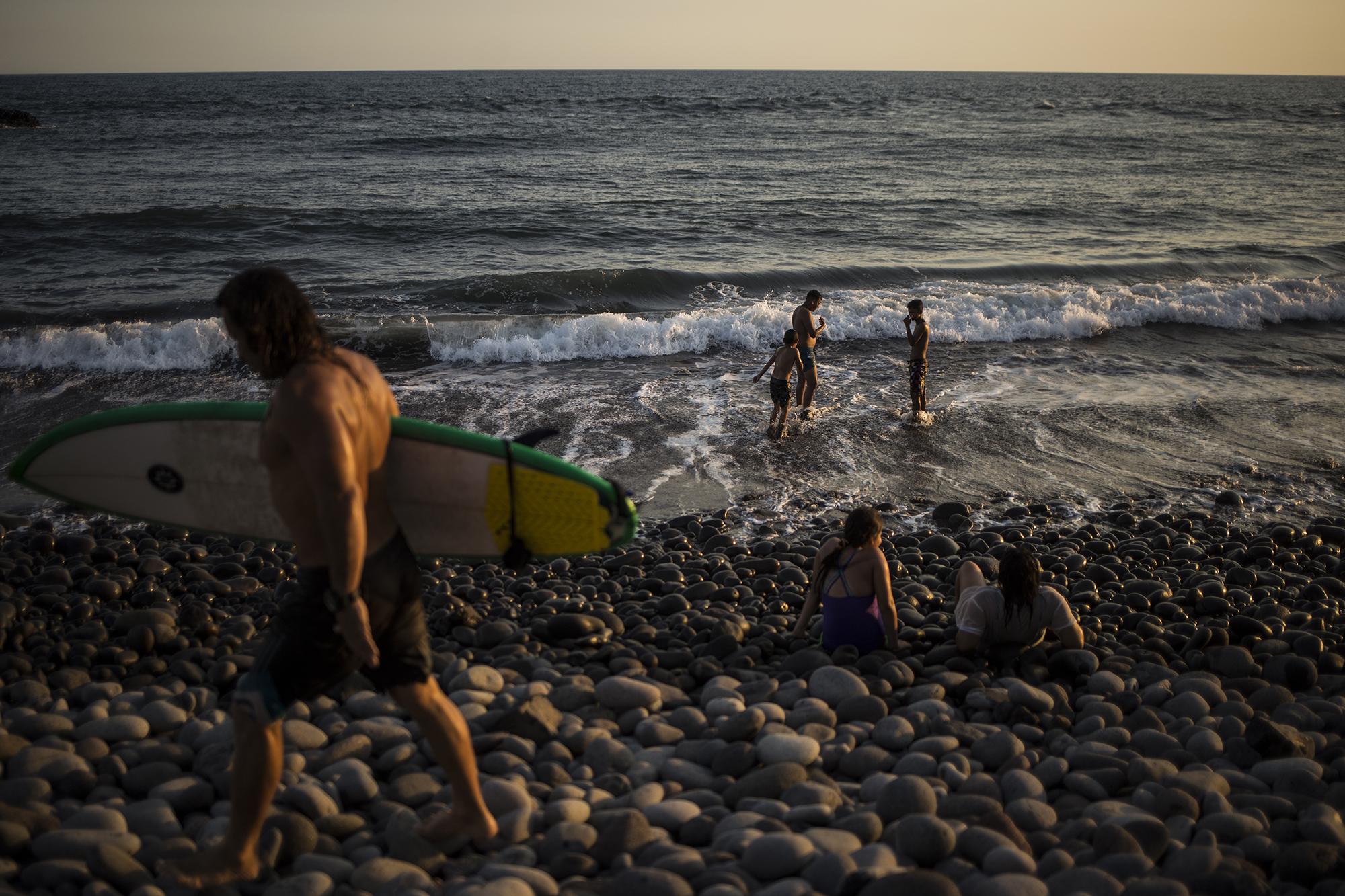 La tarde del domingo 15 de marzo, pese a la aprobación de la “Ley de Restricción Temporal de Derechos Constitucionales Concretos para atender la Pandemia COVID–19”, salvadoreños y extranjeros pasaban el día en la playa El Tunco, en el departamento de La Libertad.