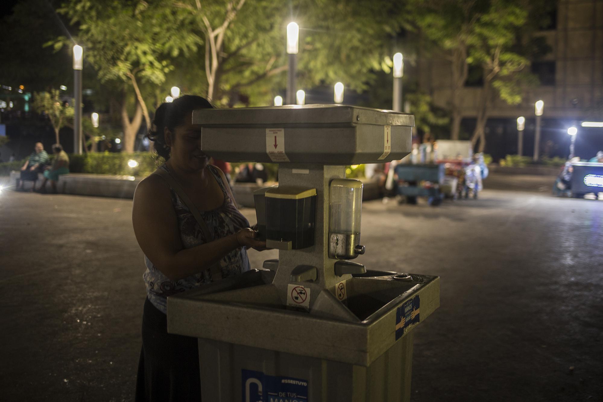 “Yo no he tomado ninguna medida, solo confío en Dios que no me llegue esta enfermedad”, dice Ana Montalvo mientras se lava las manos en uno de las lavamanos portátiles que ha colocado la Alcaldía de San Salvador en las plazas principales del Centro. Ana llegó el sábado por la noche desde Los Planes de Renderos a pasear. Comió pupusas junto a su pareja. Ambos desconocían sobre las recomendaciones que las autoridades han hecho en medio de la pandemia.