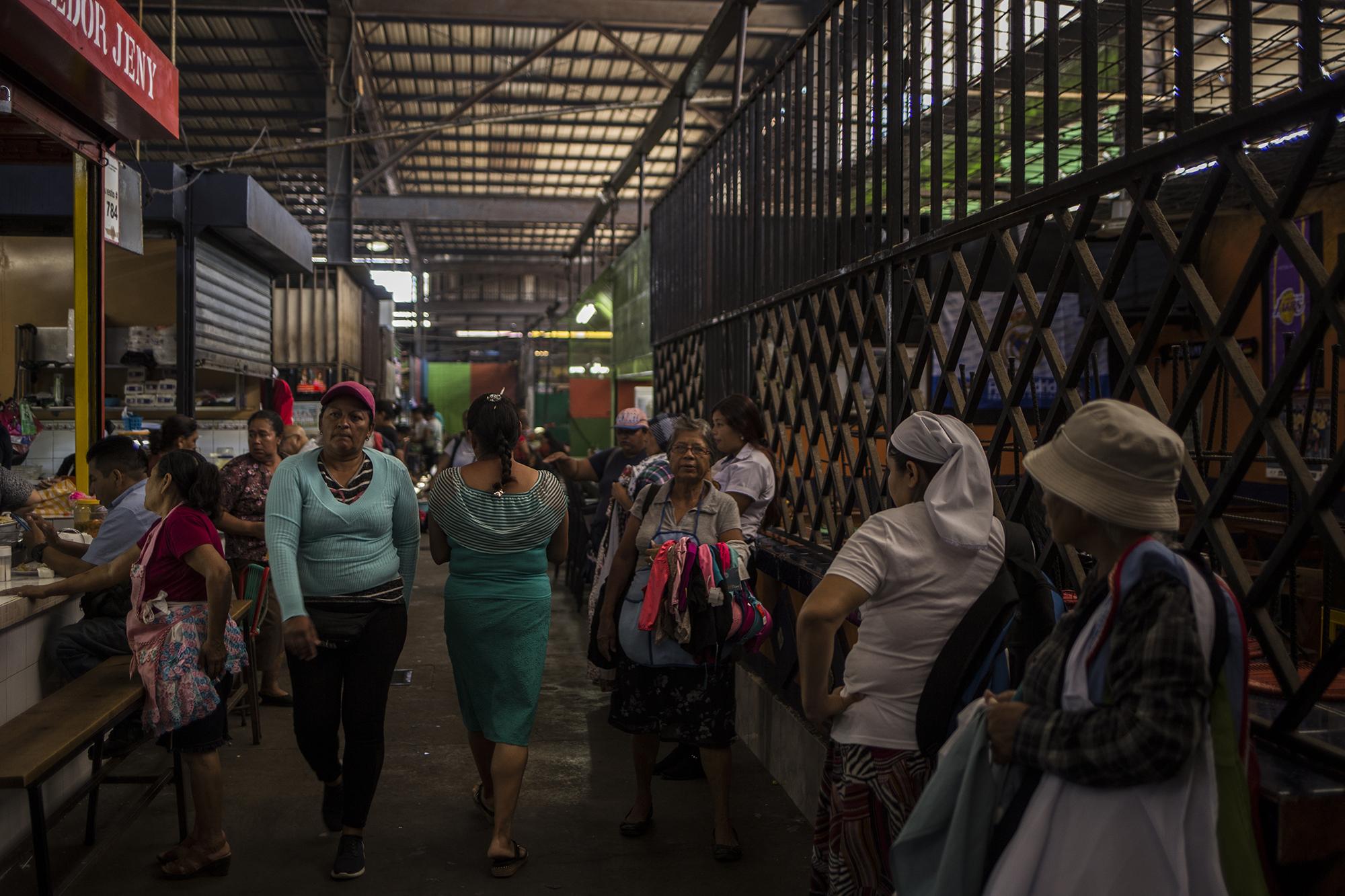 A la derecha, una cervecería está cerrada. Por lo demás, es una mañana normal en el mercado municipal de Santa Tecla. “Aquí valió verga el Coronavirus”, gritaba un vendedor de zapatos, y que los ofrecía con tecnología avanzada y gel incorporado. La Policía Nacional Civil lanzó un comunicado, donde dice que verifica que en los mercados municipales no haya aglomeración de personas. Esta medida no se cumple en Santa Tecla. Compradores y vendedores continuaron su rutina habitual el fin de semana.