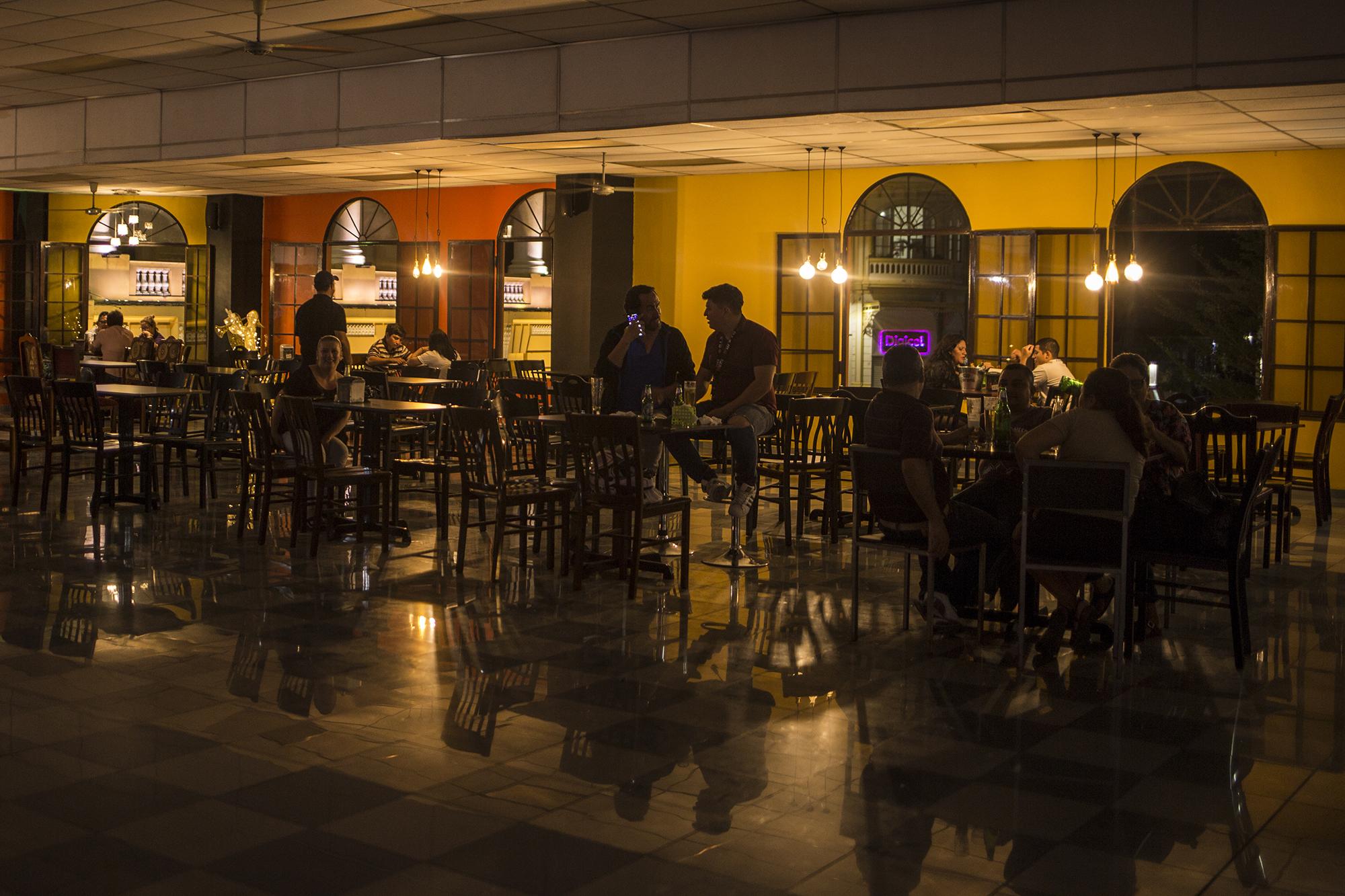 Este sábado por la noche, un hombre interpretaba a Leonardo Fabio en el karaoke, unos bailaban y otros solo bebían cerveza en La Capital, un bar frente a la Plaza Morazán, en el Centro de San Salvador. Los otros bares y negocios cerraron temprano, en las calles solo había un dibujante y unos artesanos. Eran las 11:00 y para estos parroquianos el Coronavirus no fue motivo para dejar tomarse unas copas en un bar.