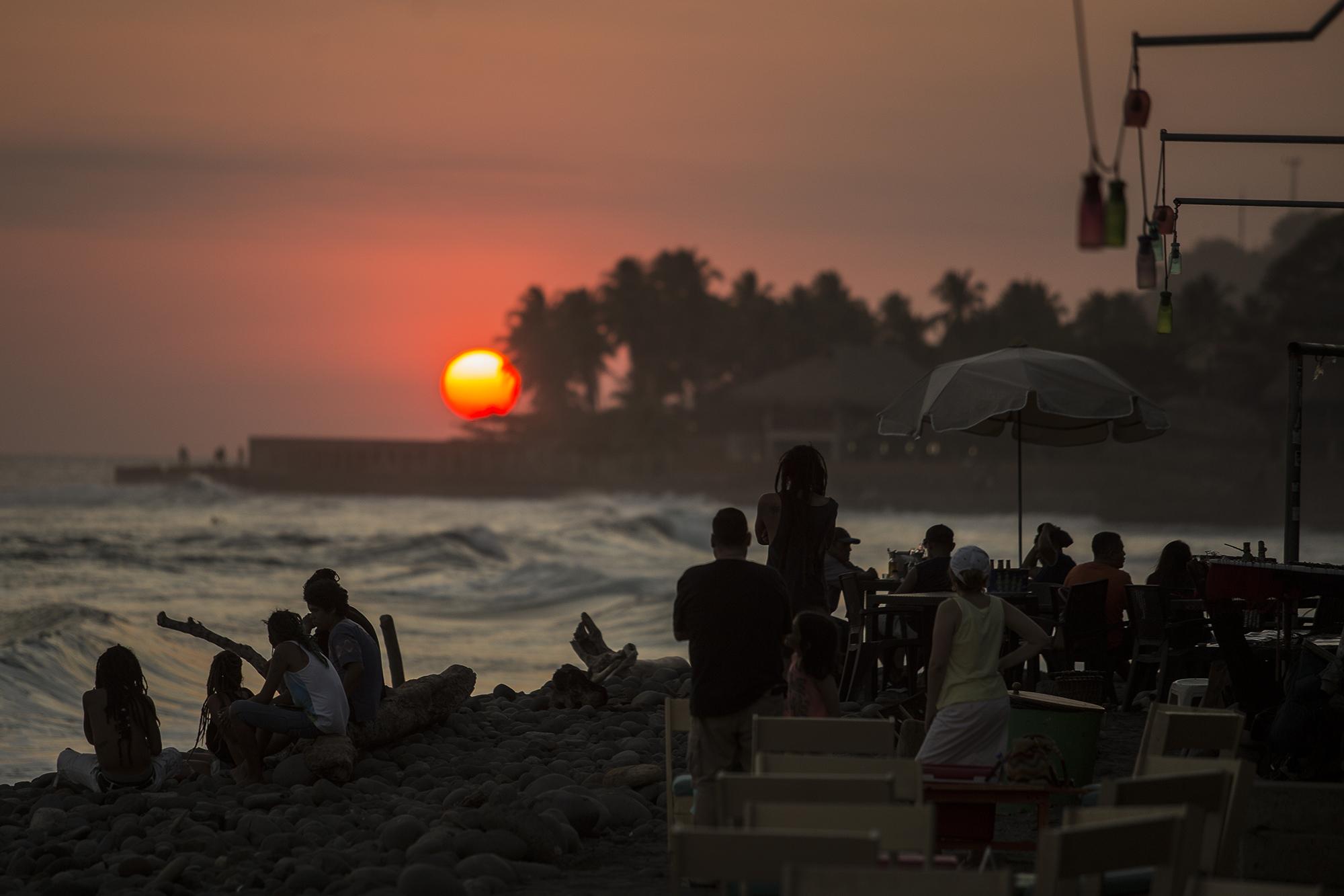 Visitantes se congregan para ver el atardecer en la Playa el Tunco, de La Libertad. Familias completas, grupos de amigos y uno que otro extranjero aprovechaban las olas. El domingo 15 de marzo, una semana antes de la cuarentena general y obligatoria, la playa convocó a mucha gente. 