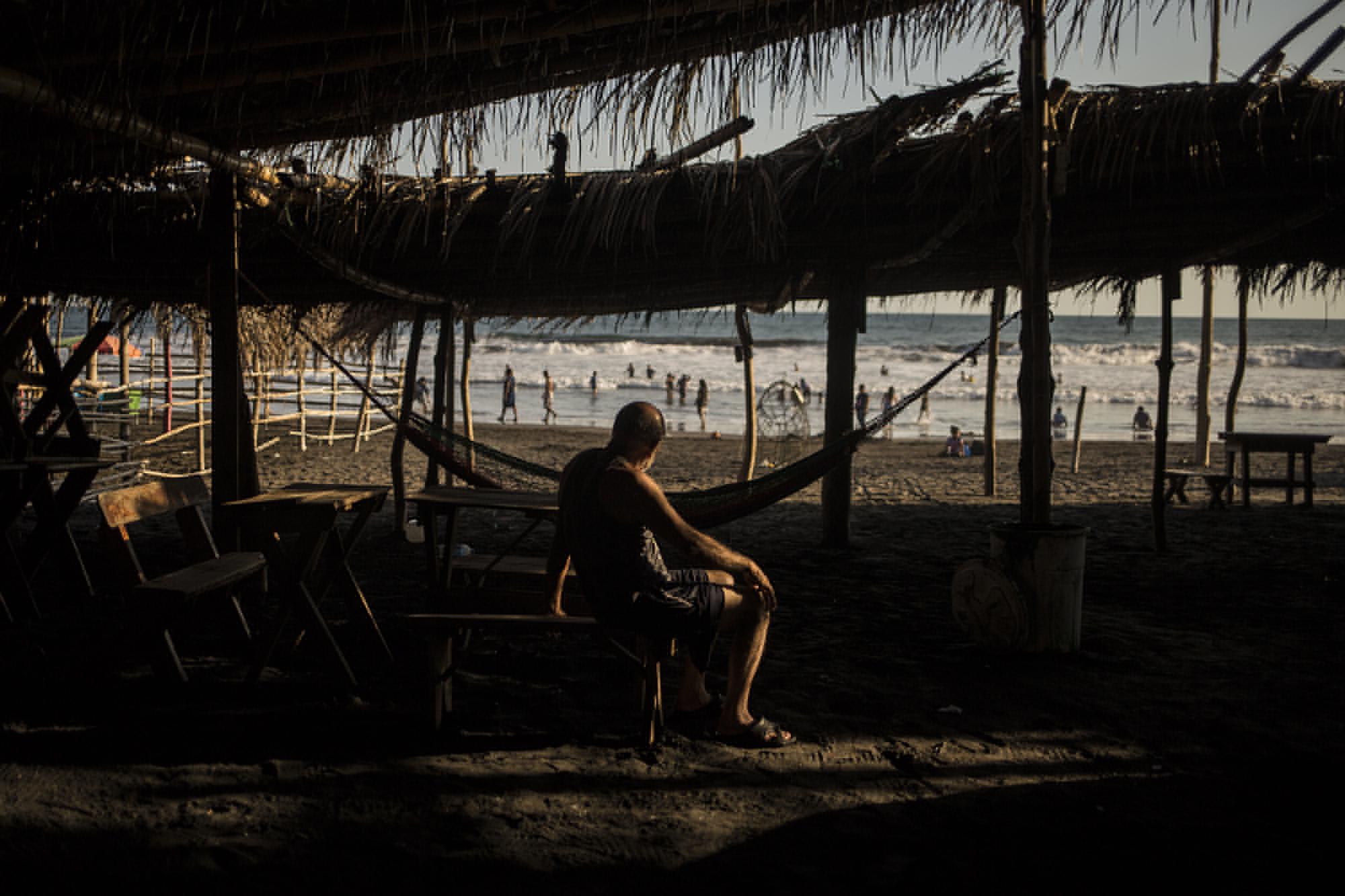 Roberto Renderos, de 69 años, ignoraba la emergencia y las medidas que las autoridades sugirieron este fin de semana. Él es un habitante del municipio de Ilopango y fue de paseo con su familia a la playa El Majahual, en La Libertad. Los médicos describen el Coronavirus como una enfermedad de mucha contagiosidad y baja letalidad. Sin embargo, para los adultos mayores como Roberto, el riesgo aumenta.