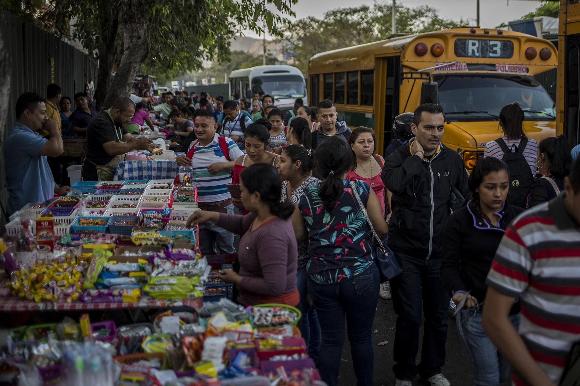 En las afueras de Export Salva, este lunes, hay la aglomeración habitual. Los empleados se acumulan para entrar a su trabajo. Se mezclan con las ventas de los alrededores. “Más temprano hubiera venido. Aquí no cabe la gente”, dijo una empleada de este conglomerado de maquilas, ubicado sobre la carretera hacia el departamento de Santa Ana.